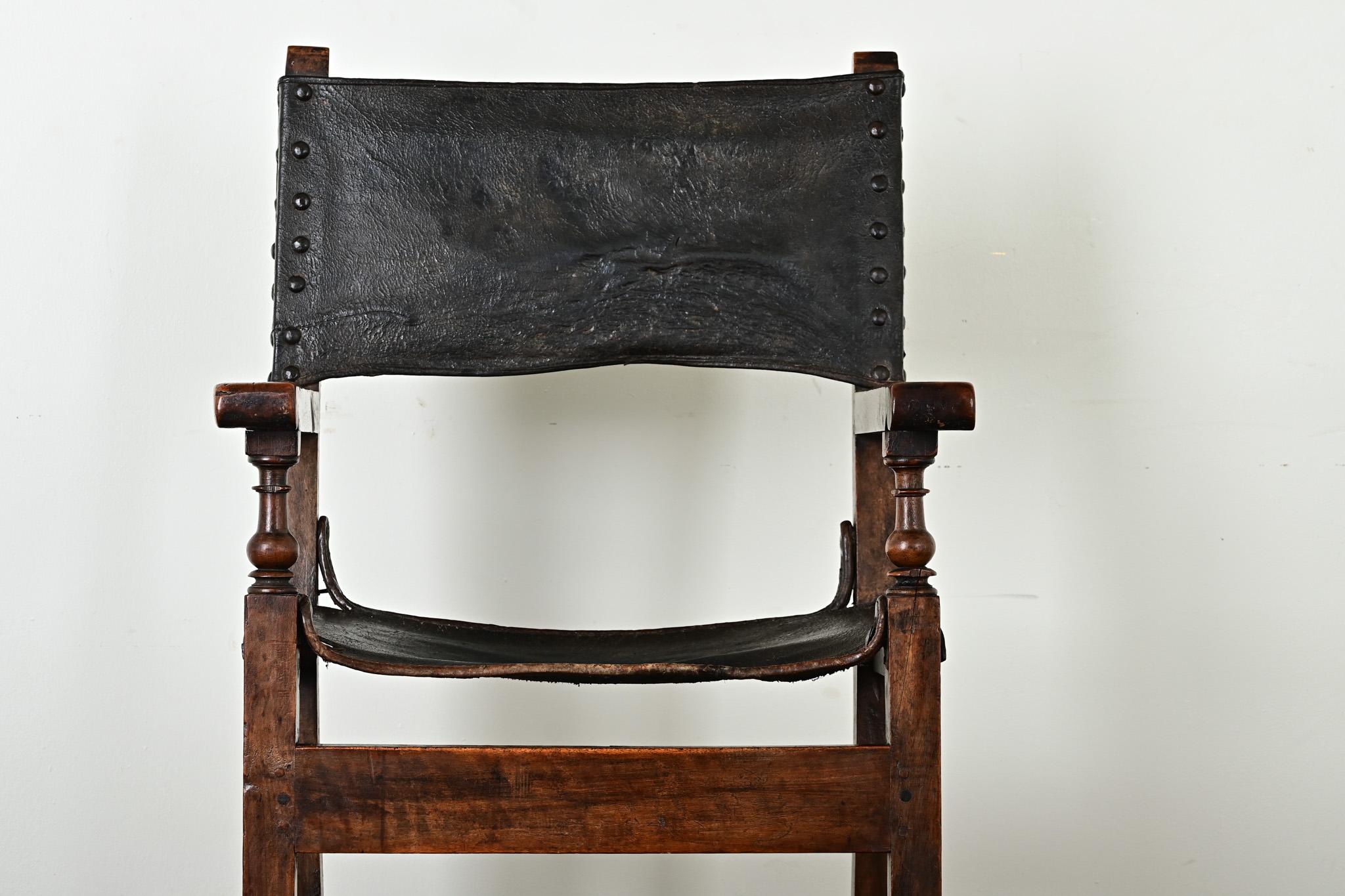 Sculpté Fauteuil italien du 17e siècle en noyer et cuir en vente
