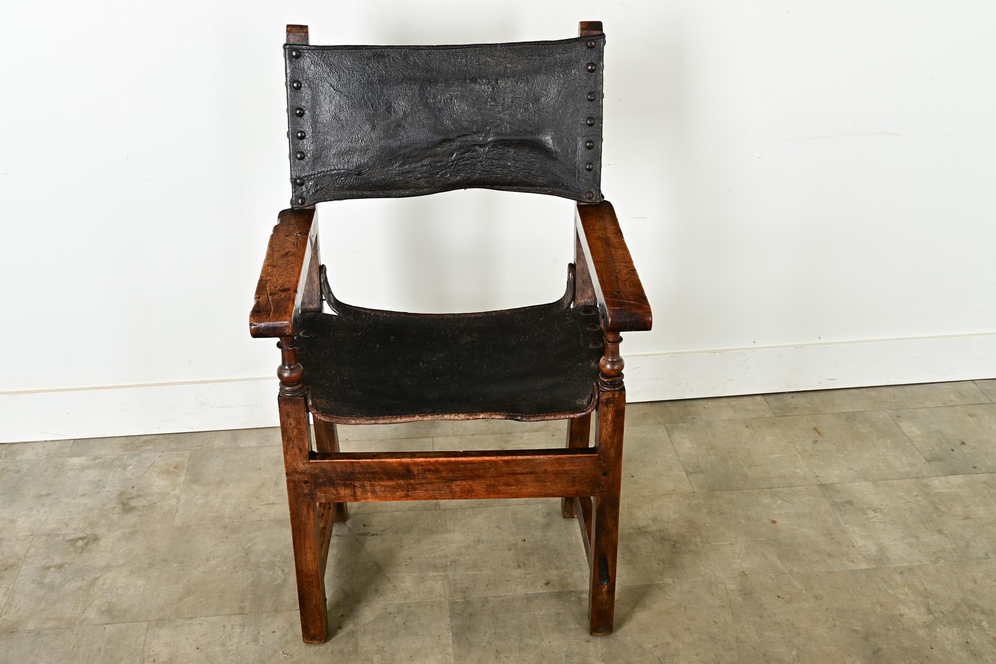 Fauteuil italien du 17e siècle en noyer et cuir Bon état - En vente à Baton Rouge, LA
