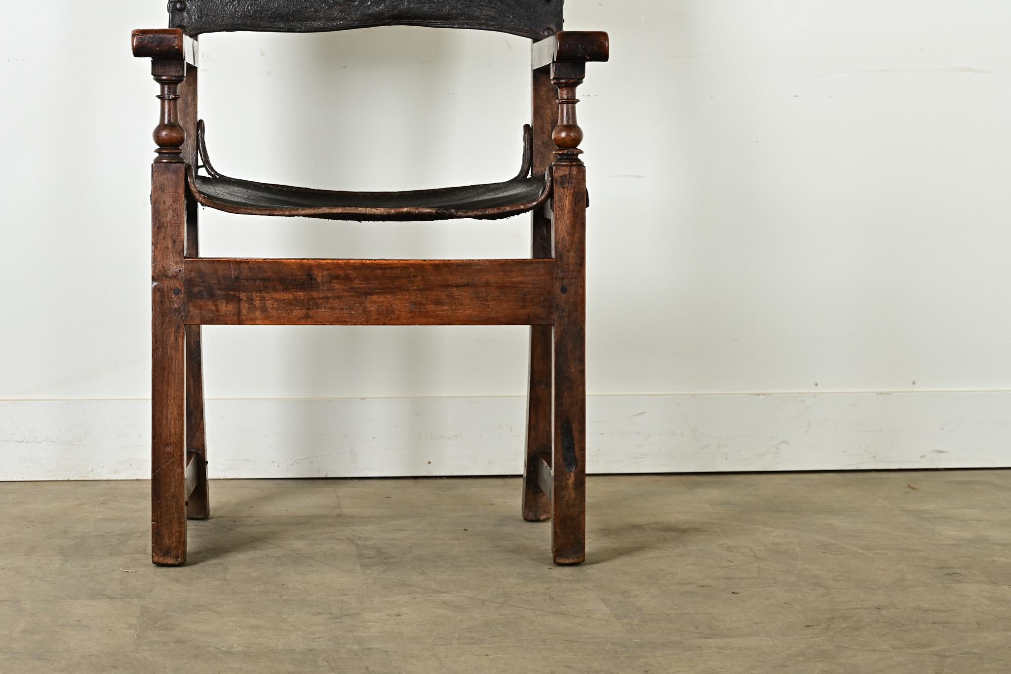 XVIIIe siècle et antérieur Fauteuil italien du 17e siècle en noyer et cuir en vente