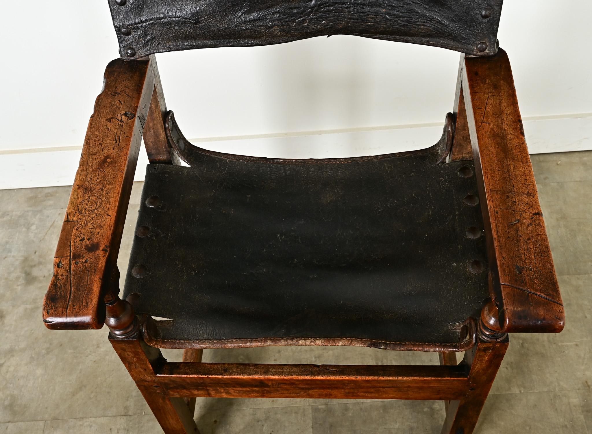 Métal Fauteuil italien du 17e siècle en noyer et cuir en vente