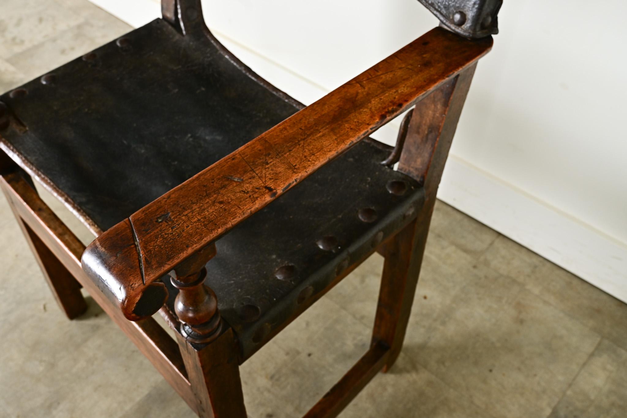 Fauteuil italien du 17e siècle en noyer et cuir en vente 2