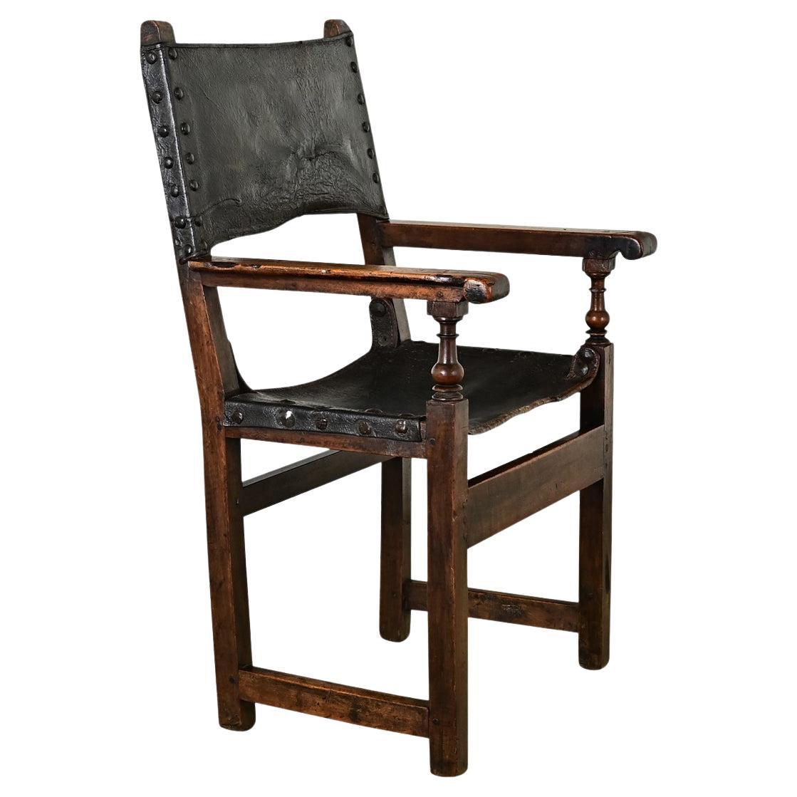Fauteuil italien du 17e siècle en noyer et cuir