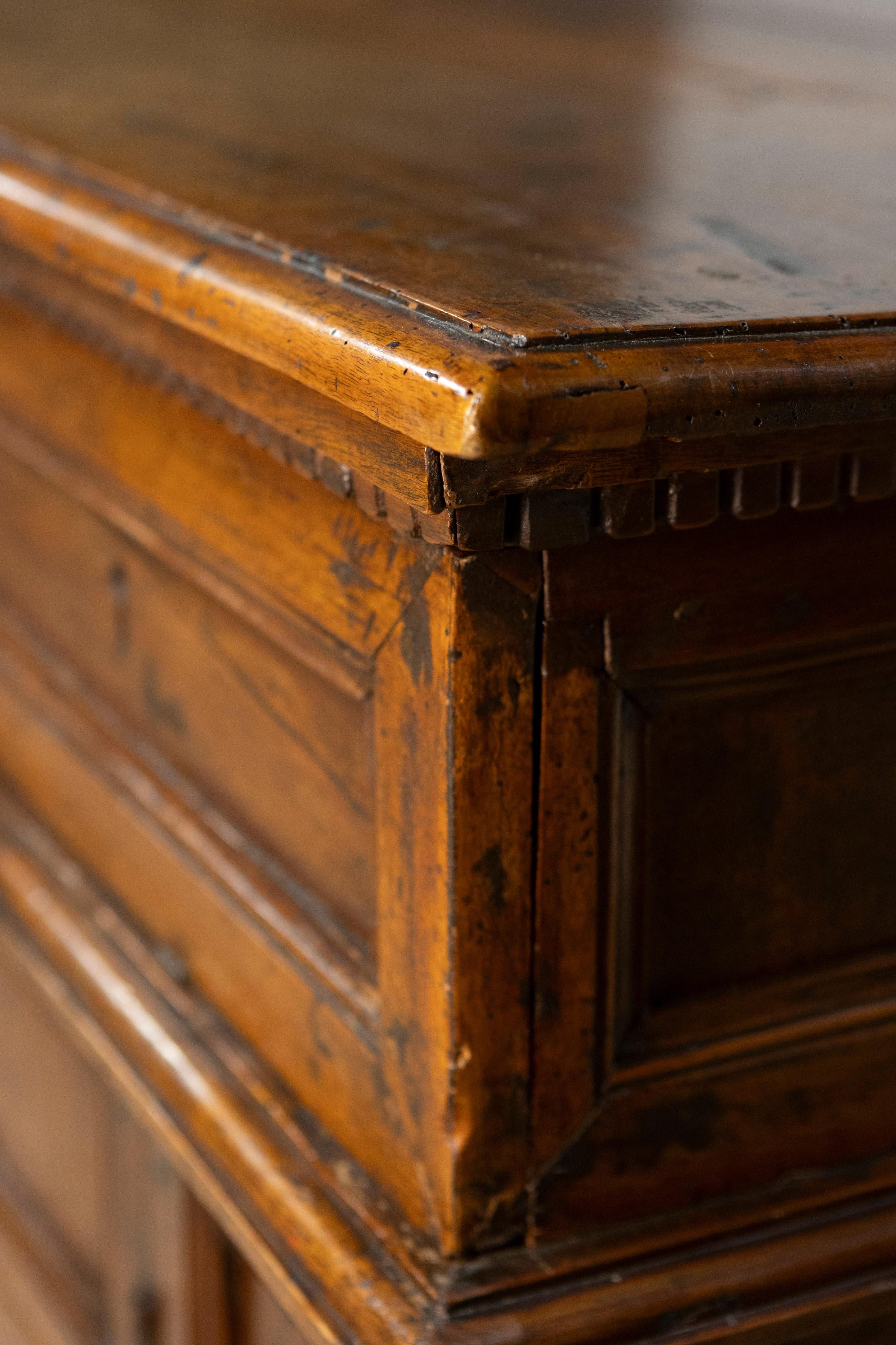 Italienisches Nussbaum-Buffet des 17. Jahrhunderts mit Klappfront, versteckten Schubladen und zwei Türen im Angebot 7