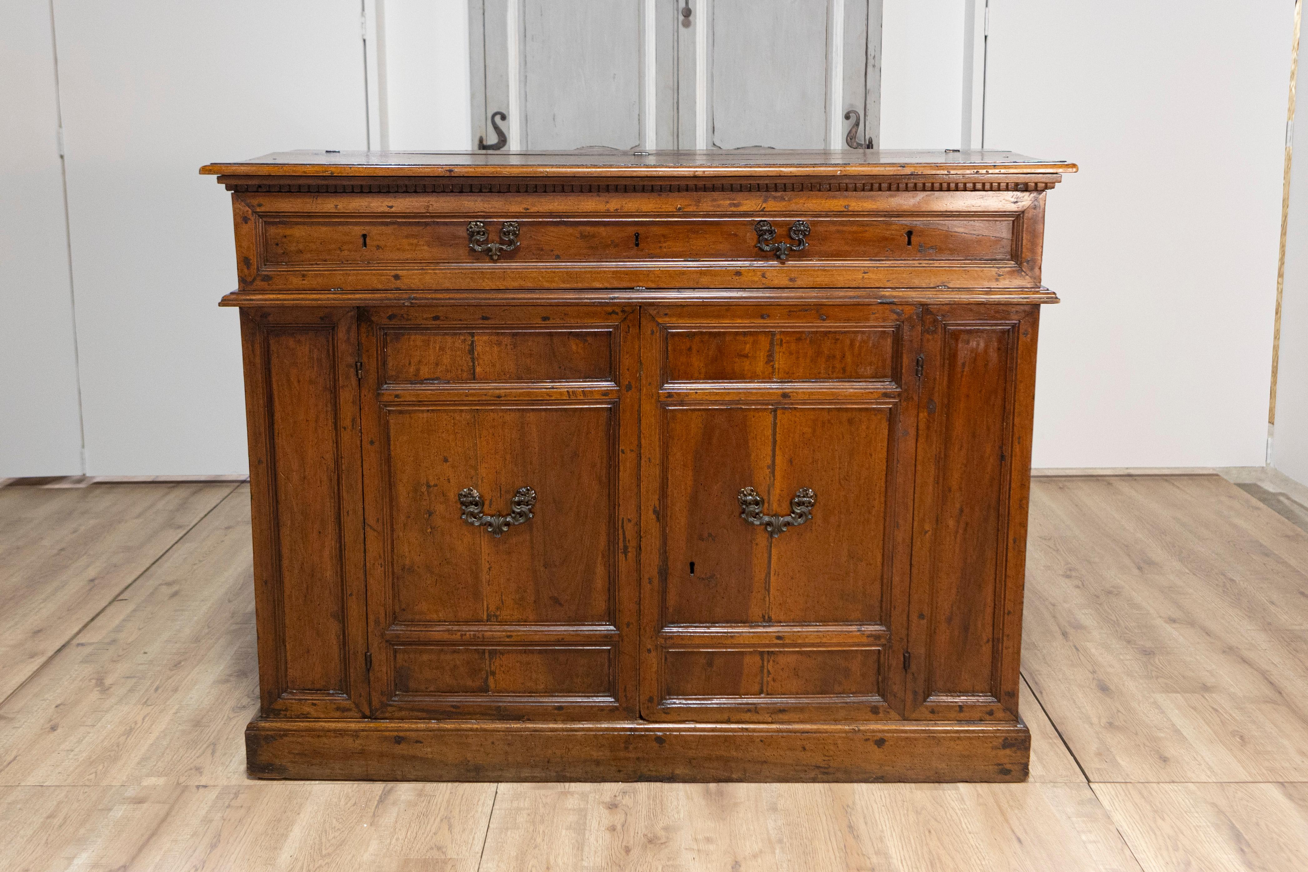 Italienisches Nussbaum-Buffet des 17. Jahrhunderts mit Klappfront, versteckten Schubladen und zwei Türen (Geschnitzt) im Angebot