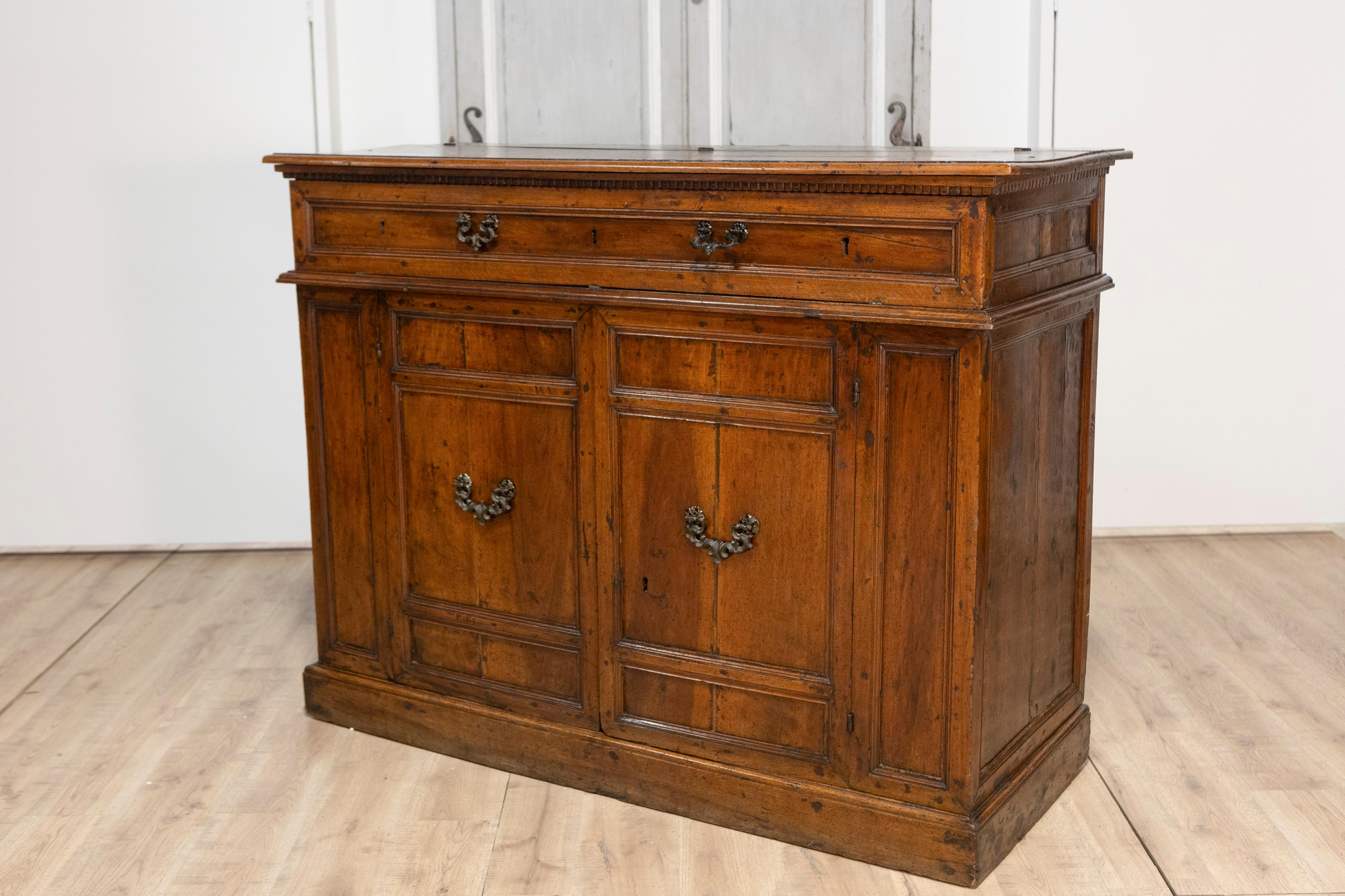 Italienisches Nussbaum-Buffet des 17. Jahrhunderts mit Klappfront, versteckten Schubladen und zwei Türen im Zustand „Gut“ im Angebot in Atlanta, GA