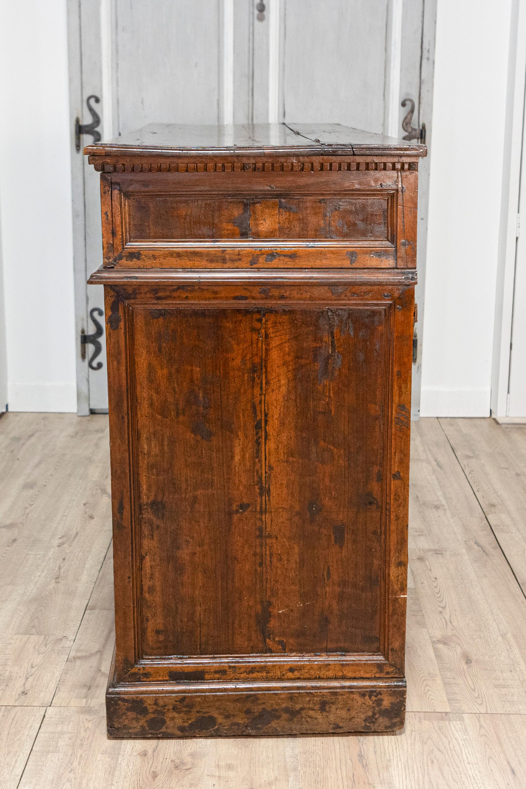 Italienisches Nussbaum-Buffet des 17. Jahrhunderts mit Klappfront, versteckten Schubladen und zwei Türen (18. Jahrhundert und früher) im Angebot