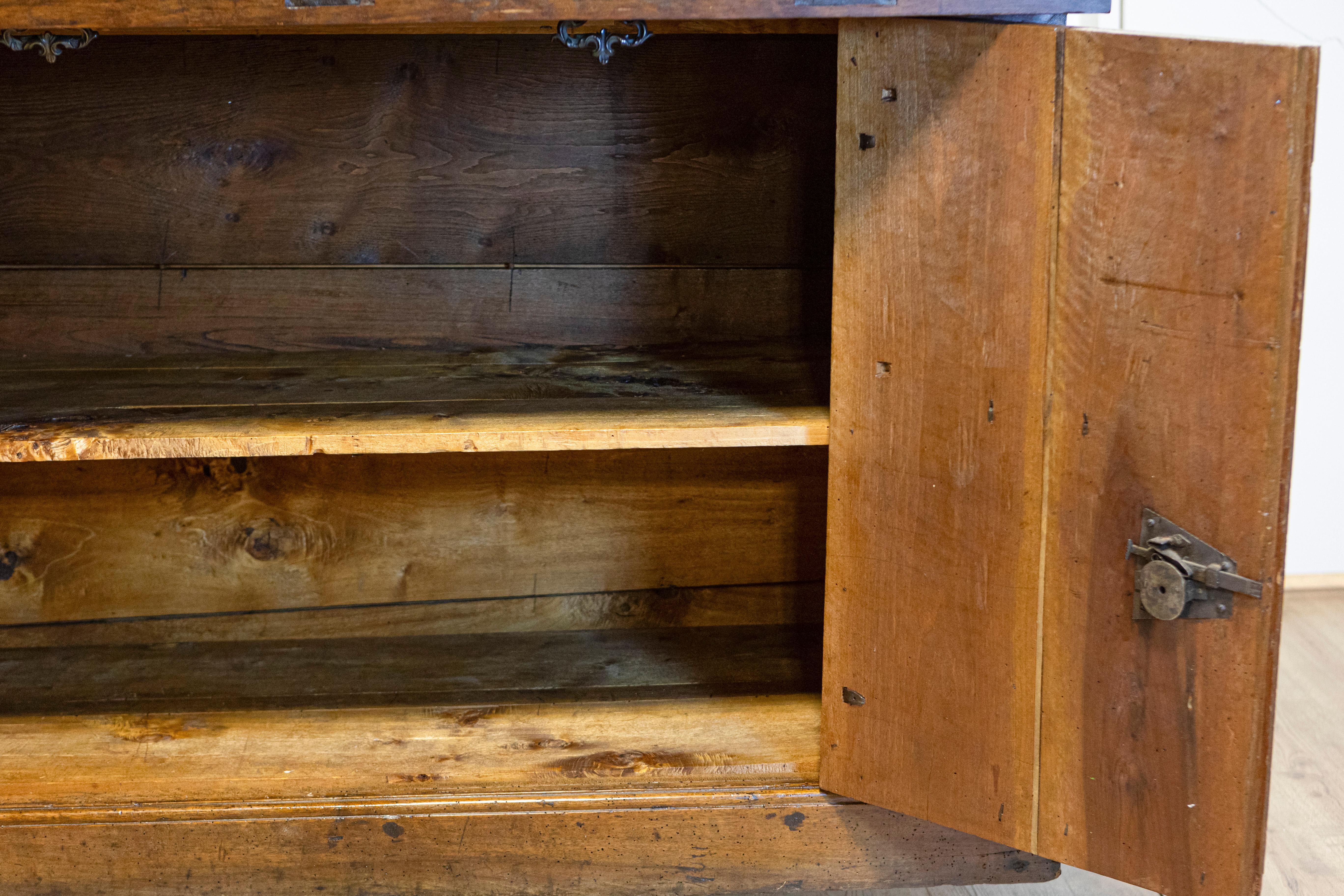 Italienisches Nussbaum-Buffet des 17. Jahrhunderts mit Klappfront, versteckten Schubladen und zwei Türen im Angebot 1