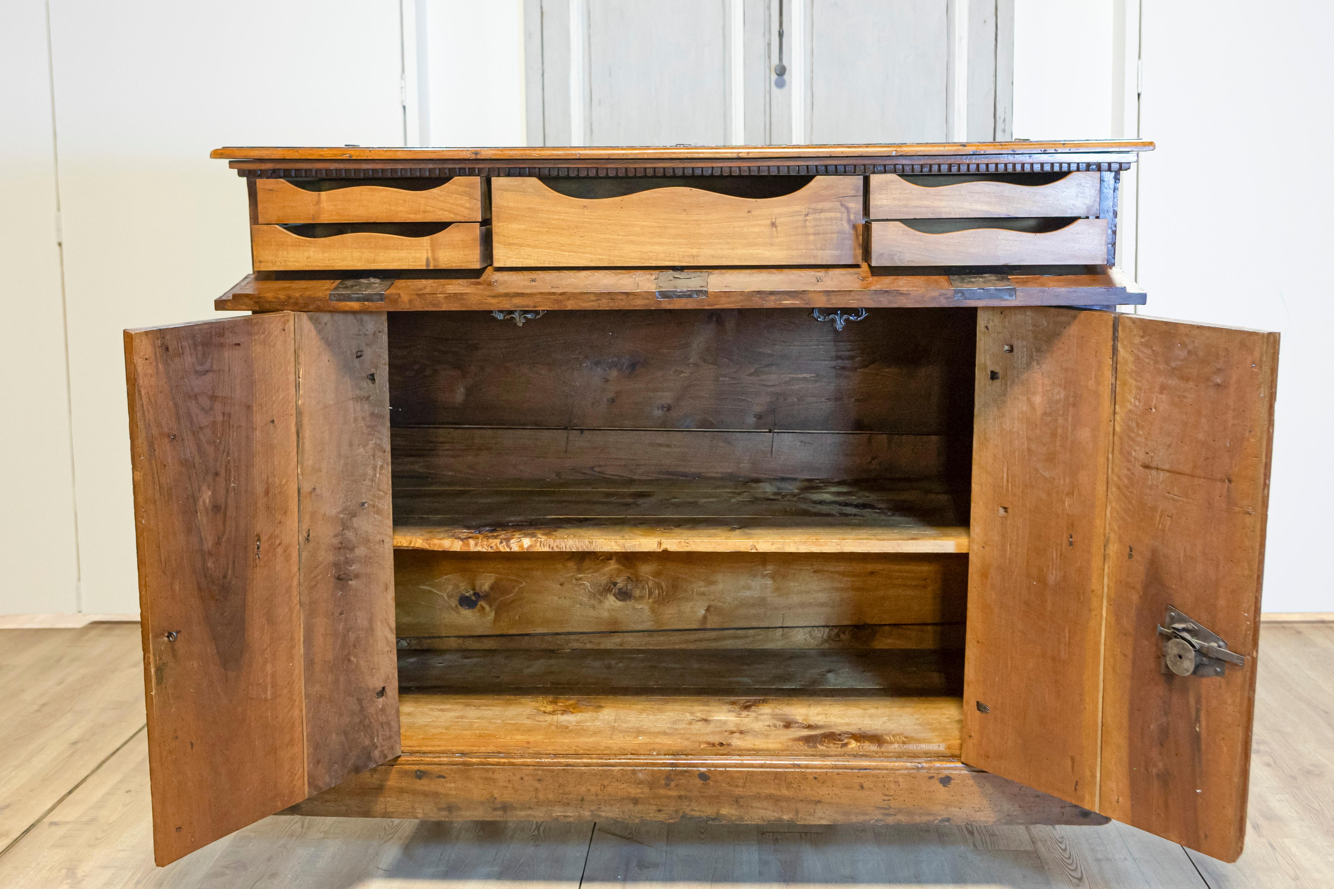 Italienisches Nussbaum-Buffet des 17. Jahrhunderts mit Klappfront, versteckten Schubladen und zwei Türen im Angebot 2