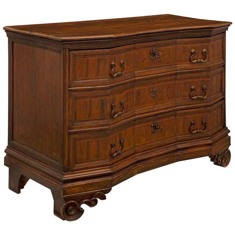 Italian 17th Century Walnut Commode In Good Condition For Sale In West Palm Beach, FL