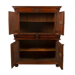 Armoire italienne du XVIIe siècle à deux corps en noyer