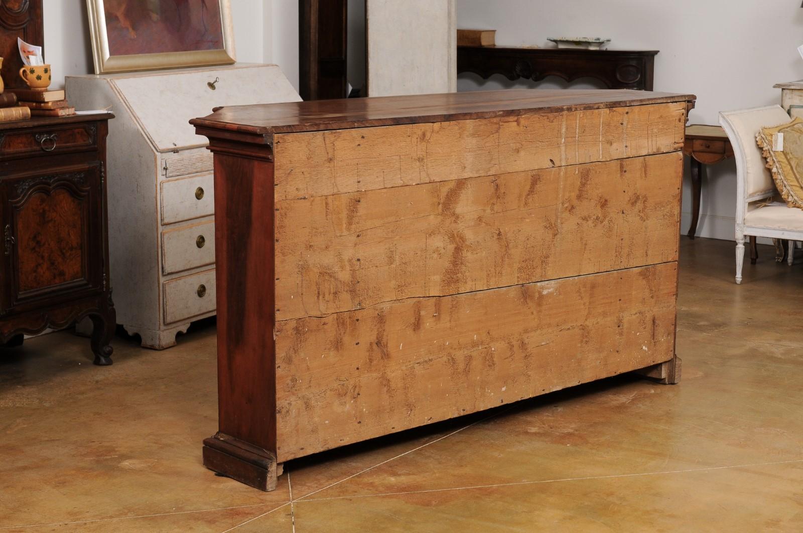 Commode italienne du 17ème siècle en noyer avec quatre tiroirs et portes ultérieures inclinées 6