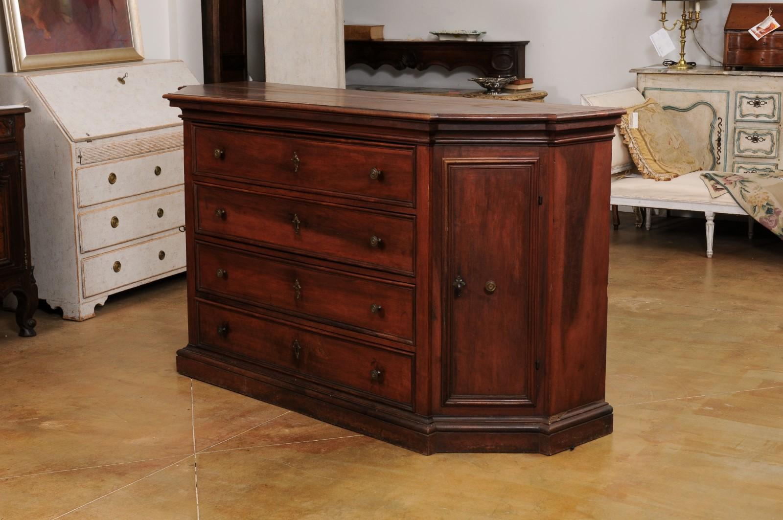 Commode italienne du 17ème siècle en noyer avec quatre tiroirs et portes ultérieures inclinées 8