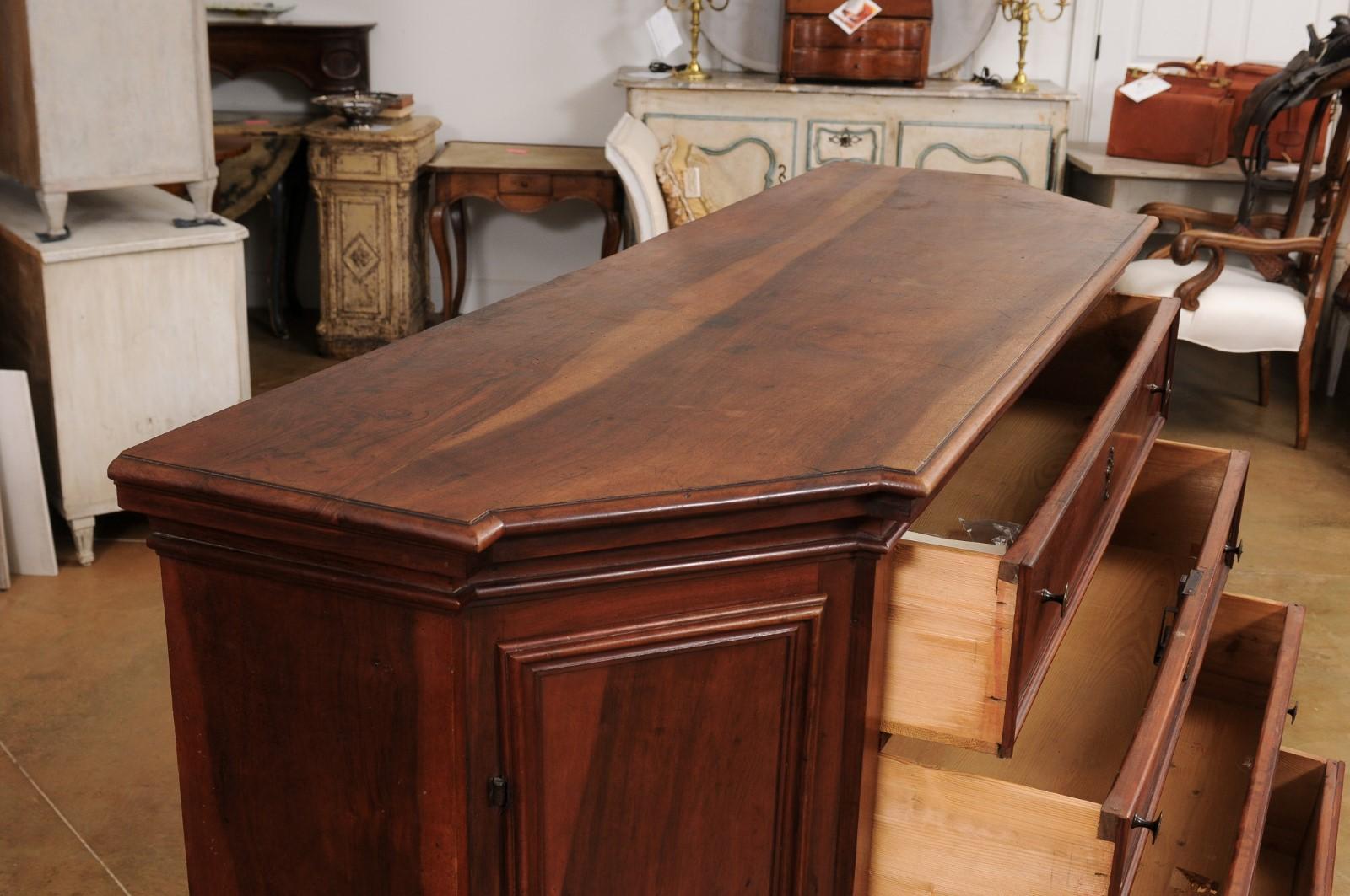 Italian 17th Century Walnut Dresser with Four Drawers and Canted Lateral Doors 2