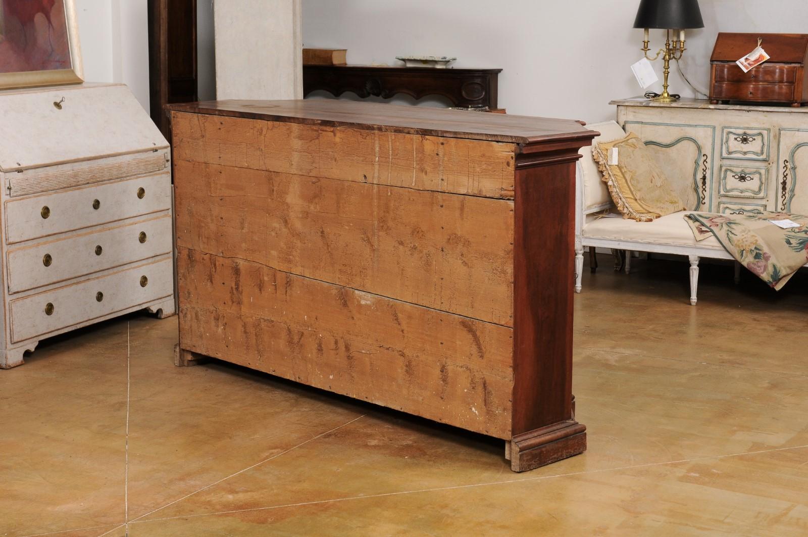 Commode italienne du 17ème siècle en noyer avec quatre tiroirs et portes ultérieures inclinées 4