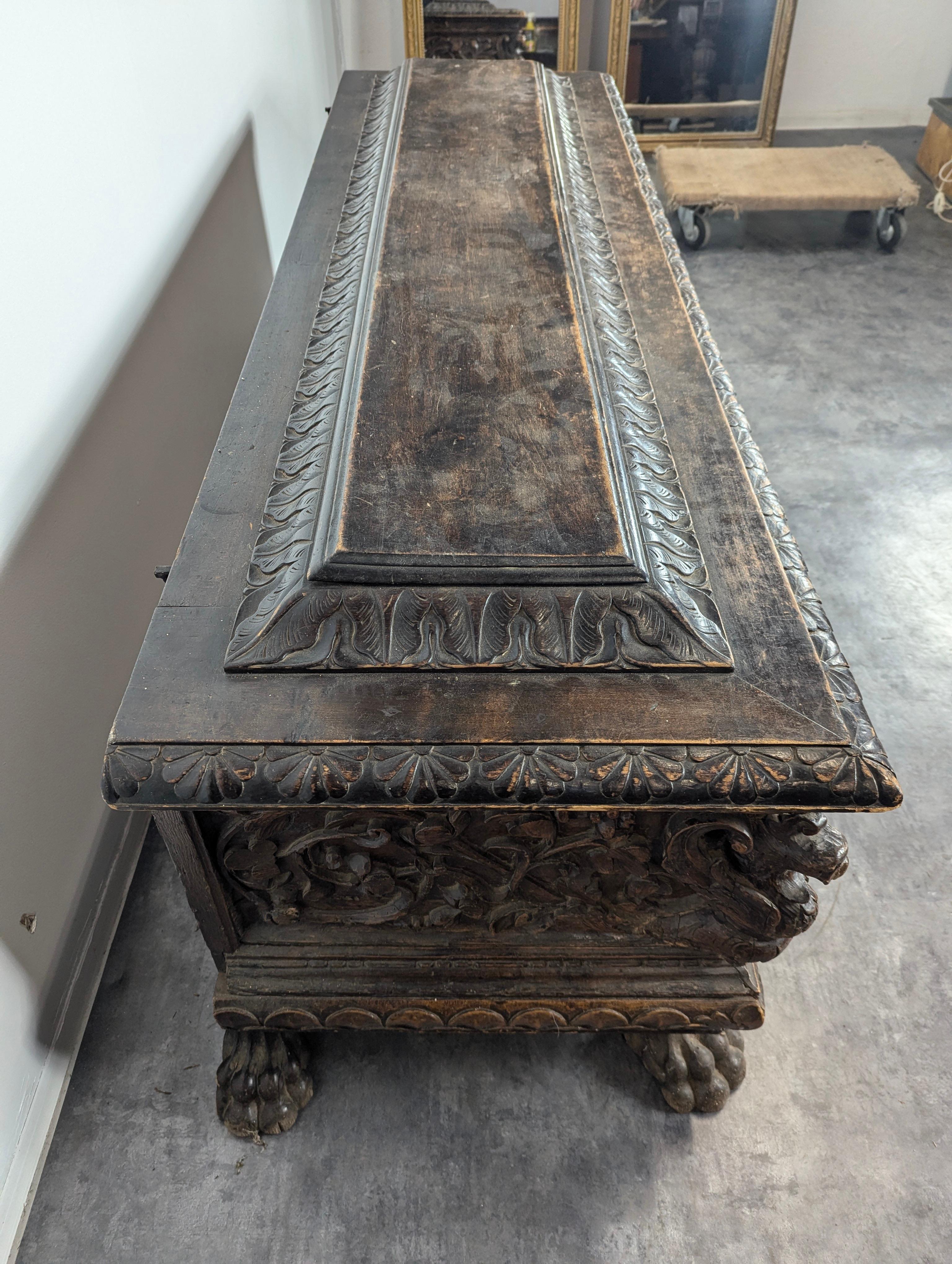 Italian 17th Century Walnut Renaissance Cassone In Good Condition In CANTELEU, FR