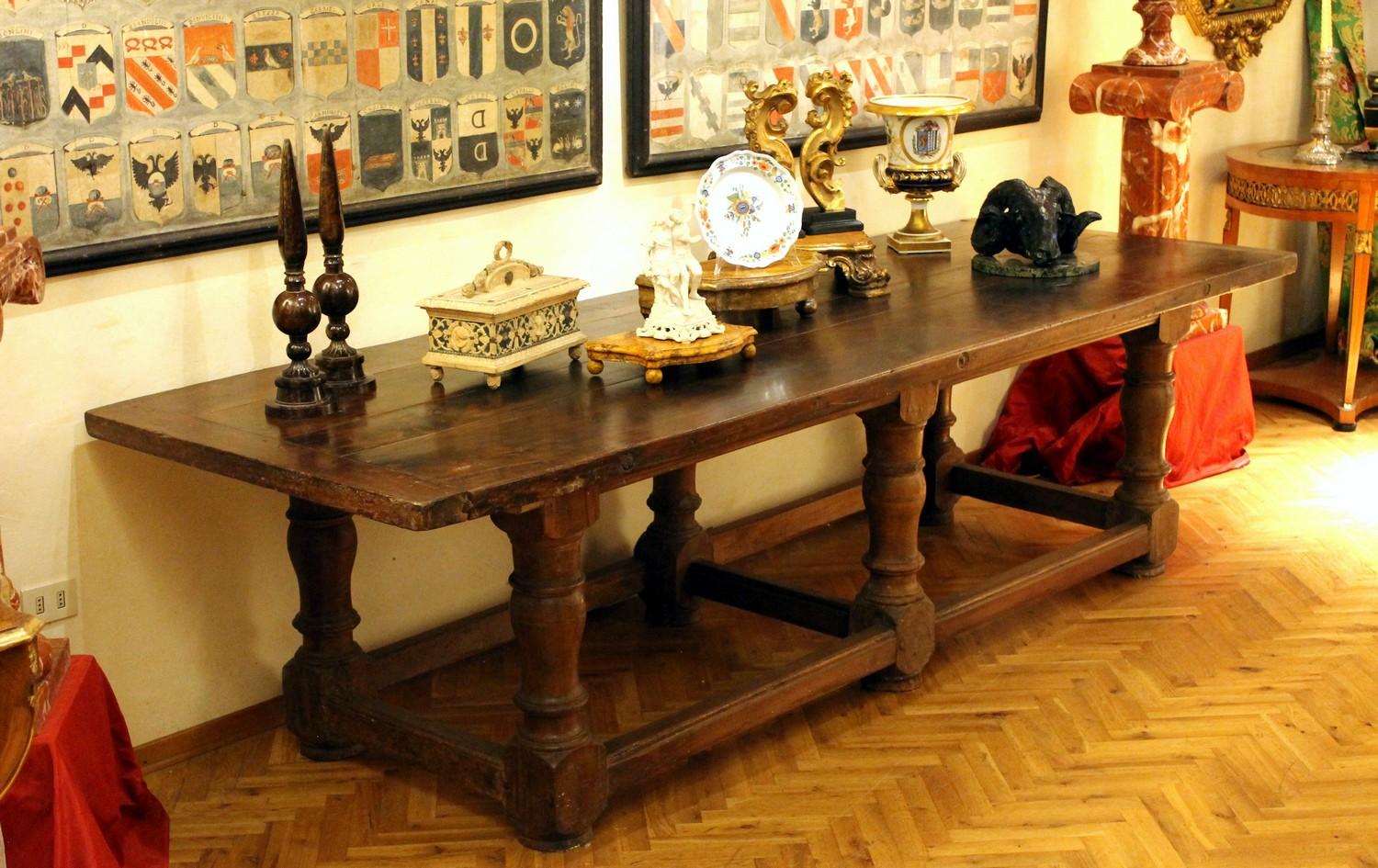 Table de réfectoire ou table de bibliothèque italienne à tréteaux rustiques en noyer du XVIIe siècle pour salle à manger ou bibliothèque en vente 7