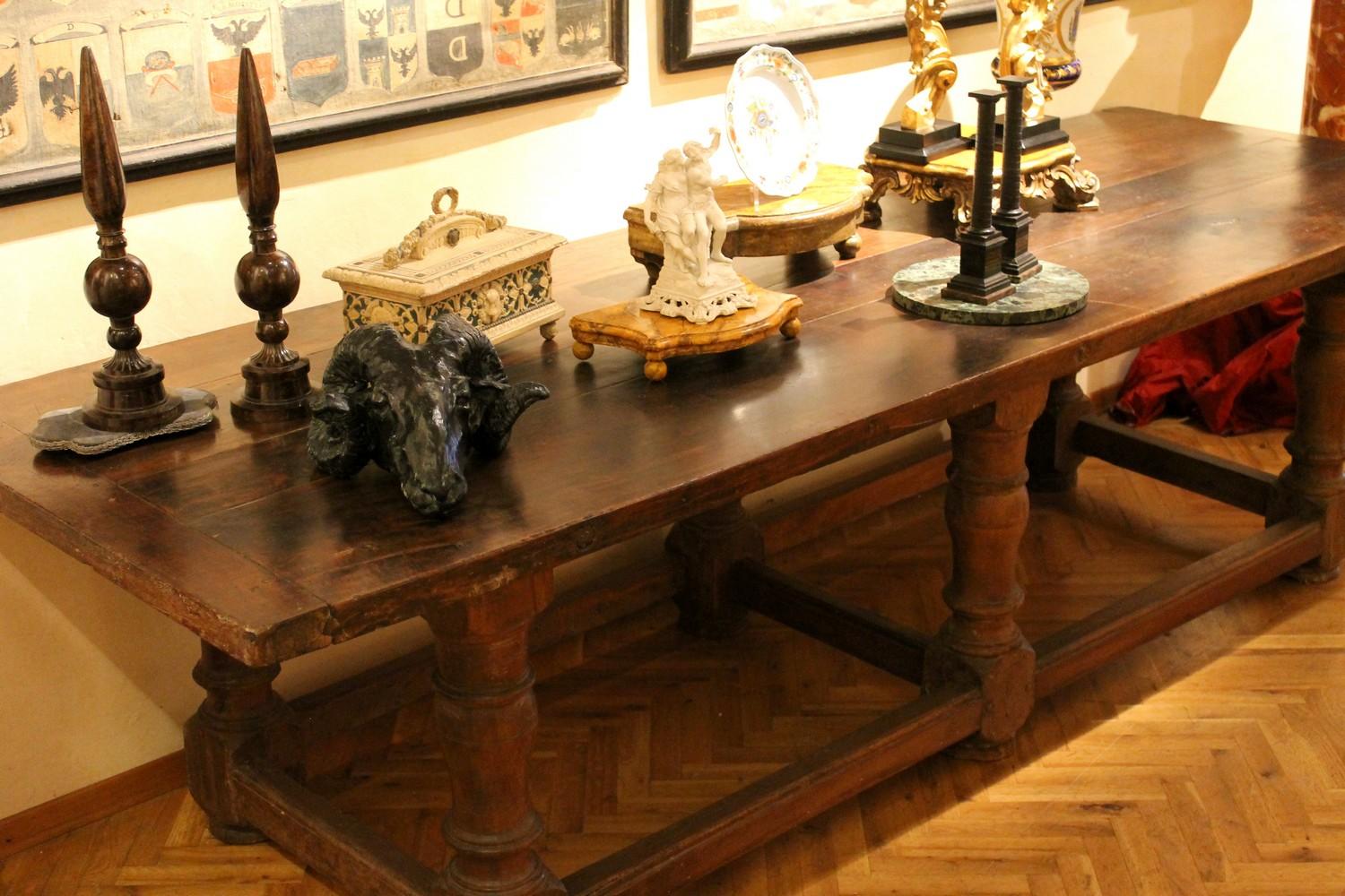 Table de réfectoire ou table de bibliothèque italienne à tréteaux rustiques en noyer du XVIIe siècle pour salle à manger ou bibliothèque en vente 10