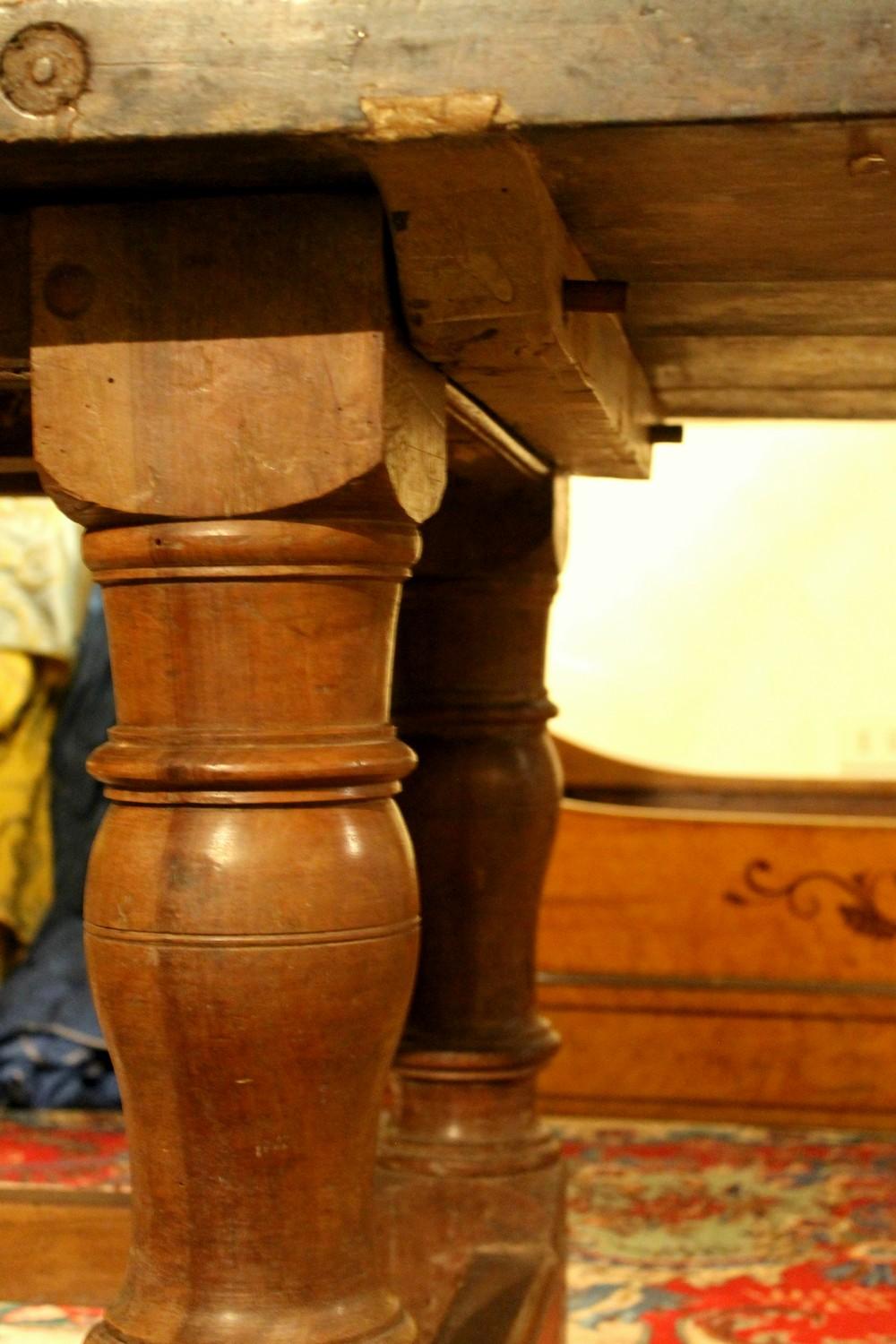 Rustikaler italienischer Refektoriums-Ess- oder Bibliothekstisch aus Nussbaumholz, 17. Jahrhundert im Zustand „Gut“ im Angebot in Firenze, IT