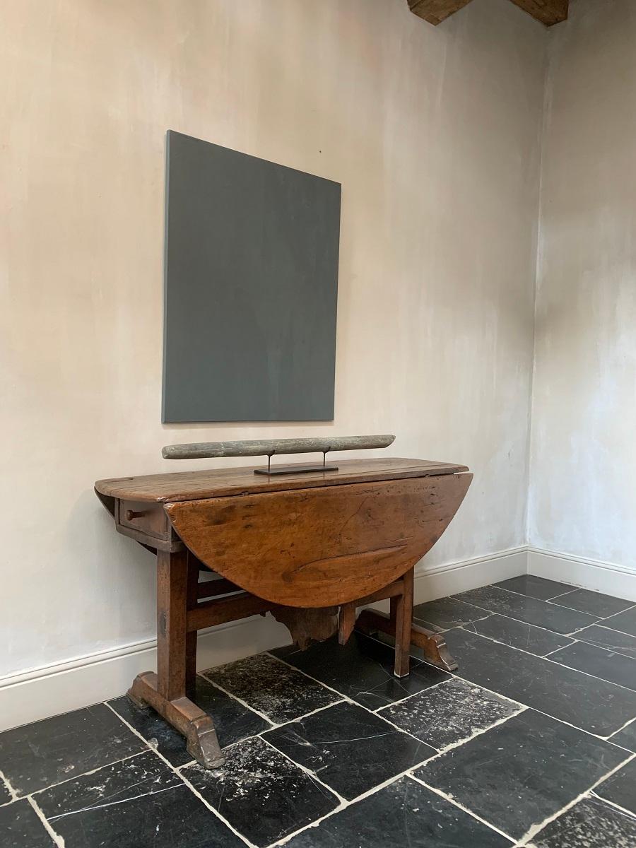 Great 17th century winetable with a beautiful 3 plank top in solid walnut. The folding system is similar to gateleg models with a elegant sculpted centerplank. Its dimensions and proportions are well balanced. Overal sturdy it makes a great