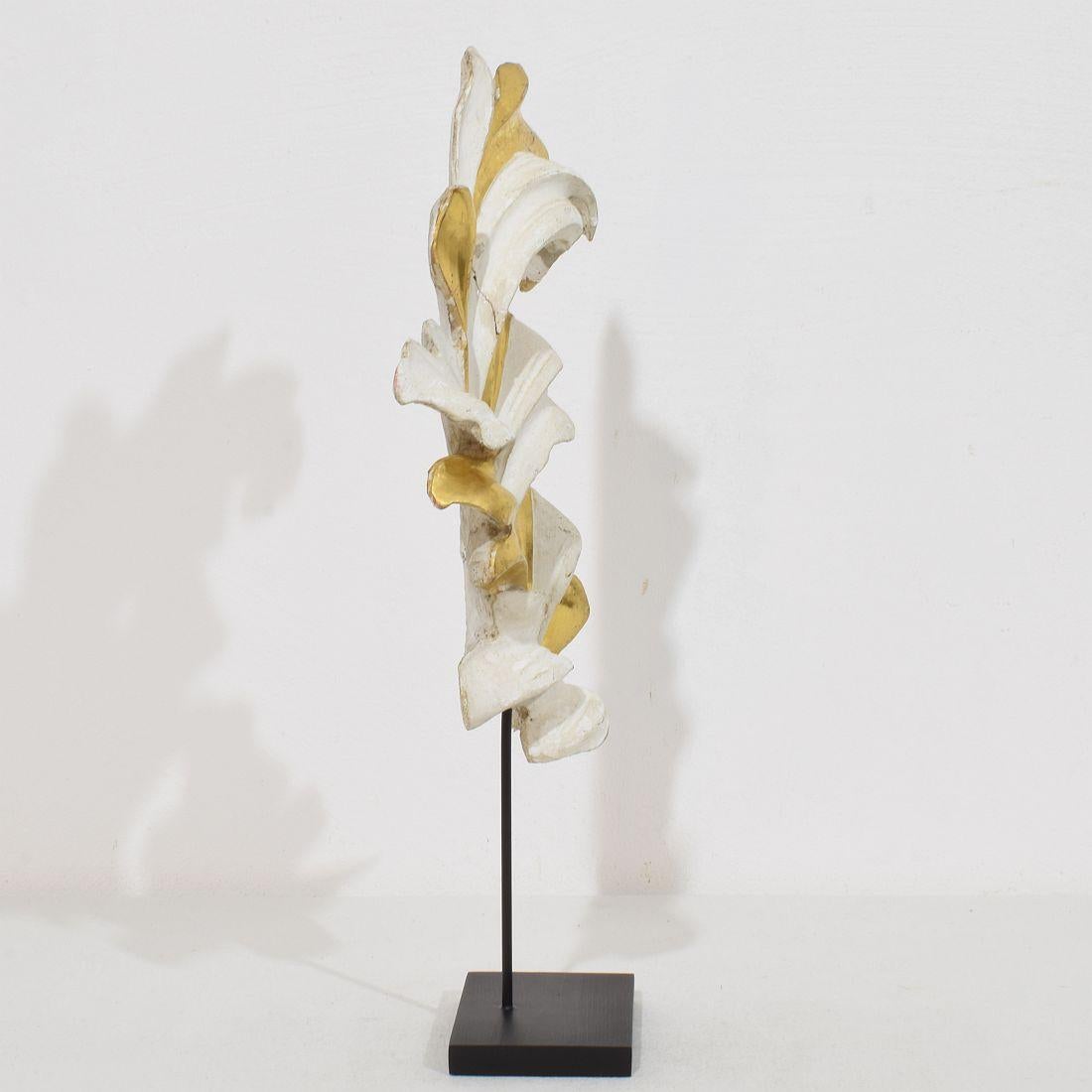 Sculpté à la main The Ornamental Acanthus Leaf Curl en bois doré sculpté à la main, Italie 18/19e siècle en vente