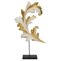 Adorno antiguo de madera dorada tallado a mano con motivos de hojas de acanto, Italia, circa 1780-1850