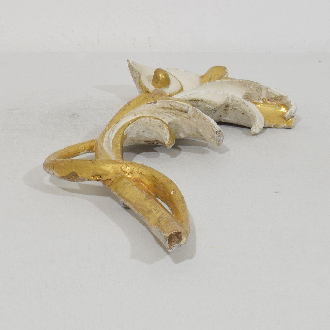Adorno italiano de madera de giltwood tallada a mano del siglo XVIII/XIX con hoja de acanto en venta 4