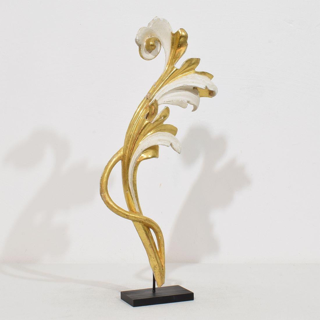 Adorno italiano de madera de giltwood tallada a mano del siglo XVIII/XIX con hoja de acanto Italiano en venta