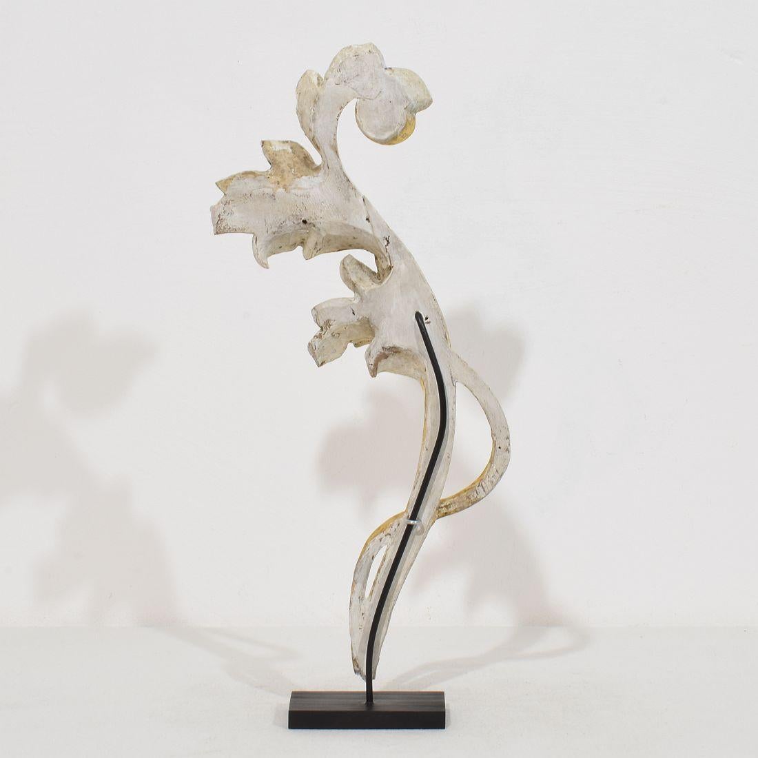 Adorno italiano de madera de giltwood tallada a mano del siglo XVIII/XIX con hoja de acanto en Bastante bueno estado para la venta en Buisson, FR