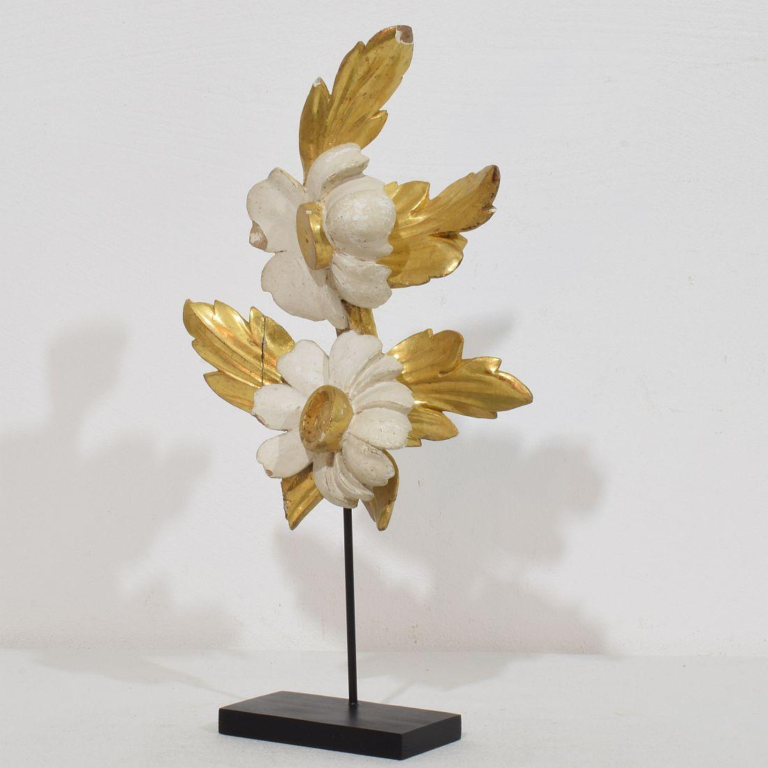 Bellissimo ornamento floreale in legno dorato intagliato a mano che un tempo adornava una cappella. Un pezzo d'epoca originale che, a causa della sua età, ha un meraviglioso aspetto rovinato dalle intemperie.
Italia, 1780/1850 circa, danneggiato