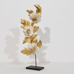 Adorno floral italiano de madera dorada tallada a mano de los siglos XVIII-XIX