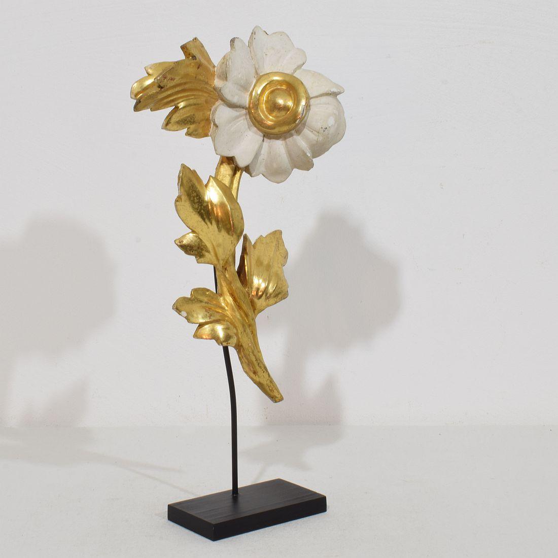 Hand-Carved Italian 18/19th Century Hand Carved Giltwood Floral Ornament For Sale