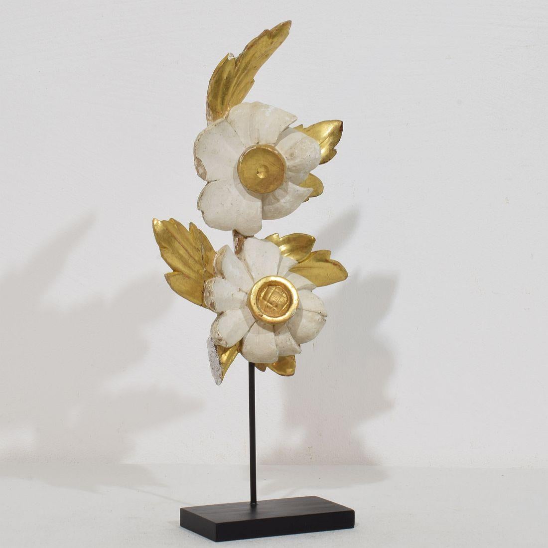 Hand-Carved Italian 18/19th Century Hand Carved Giltwood Floral Ornament For Sale