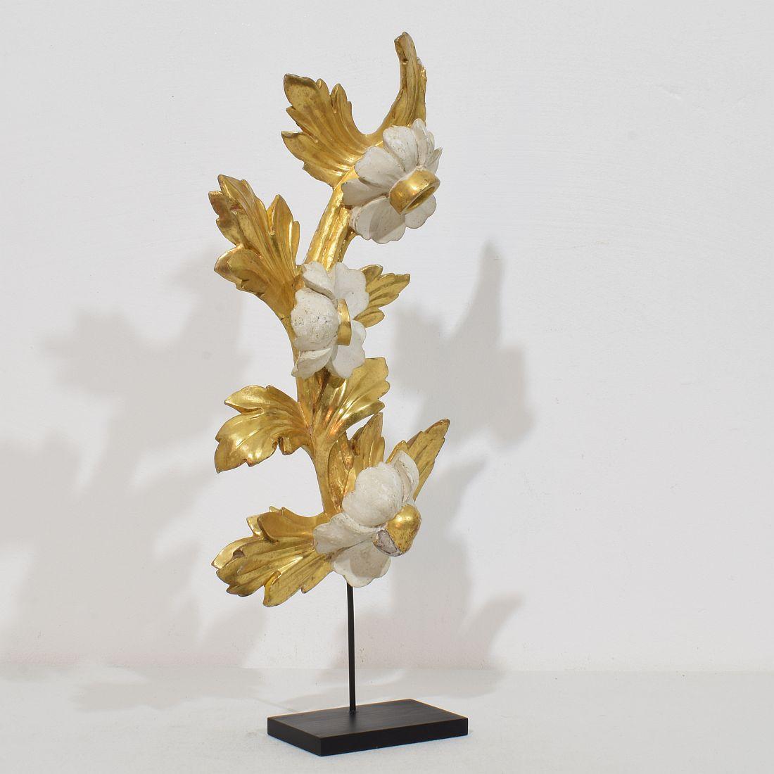 Hand-Carved Italian 18/19th Century Hand Carved Giltwood Floral Ornament For Sale
