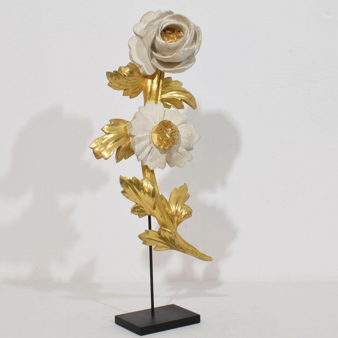 Sculpté à la main Ornement floral italien du 18/19e siècle en bois doré sculpté à la main en vente