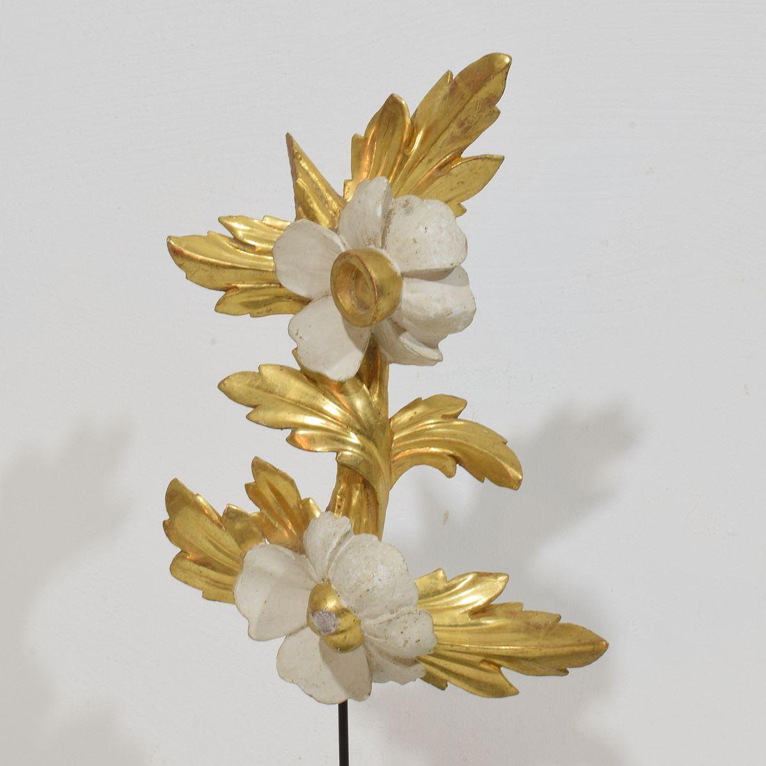 Italian 18/19th Century Hand Carved Giltwood Floral Ornament For Sale 1