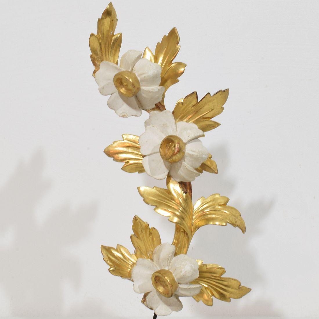 Italian 18/19th Century Hand Carved Giltwood Floral Ornament For Sale 1