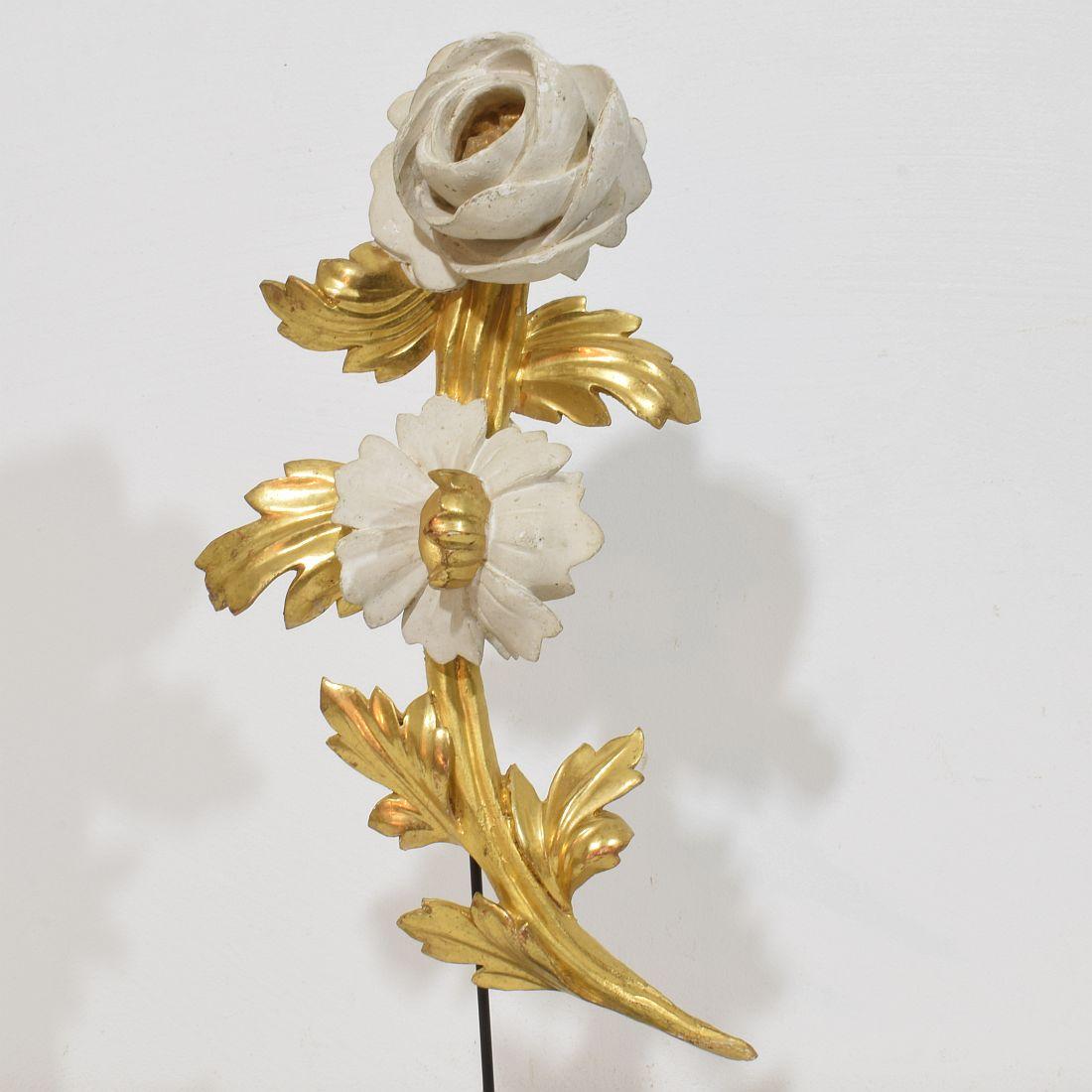 Ornement floral italien du 18/19e siècle en bois doré sculpté à la main en vente 1