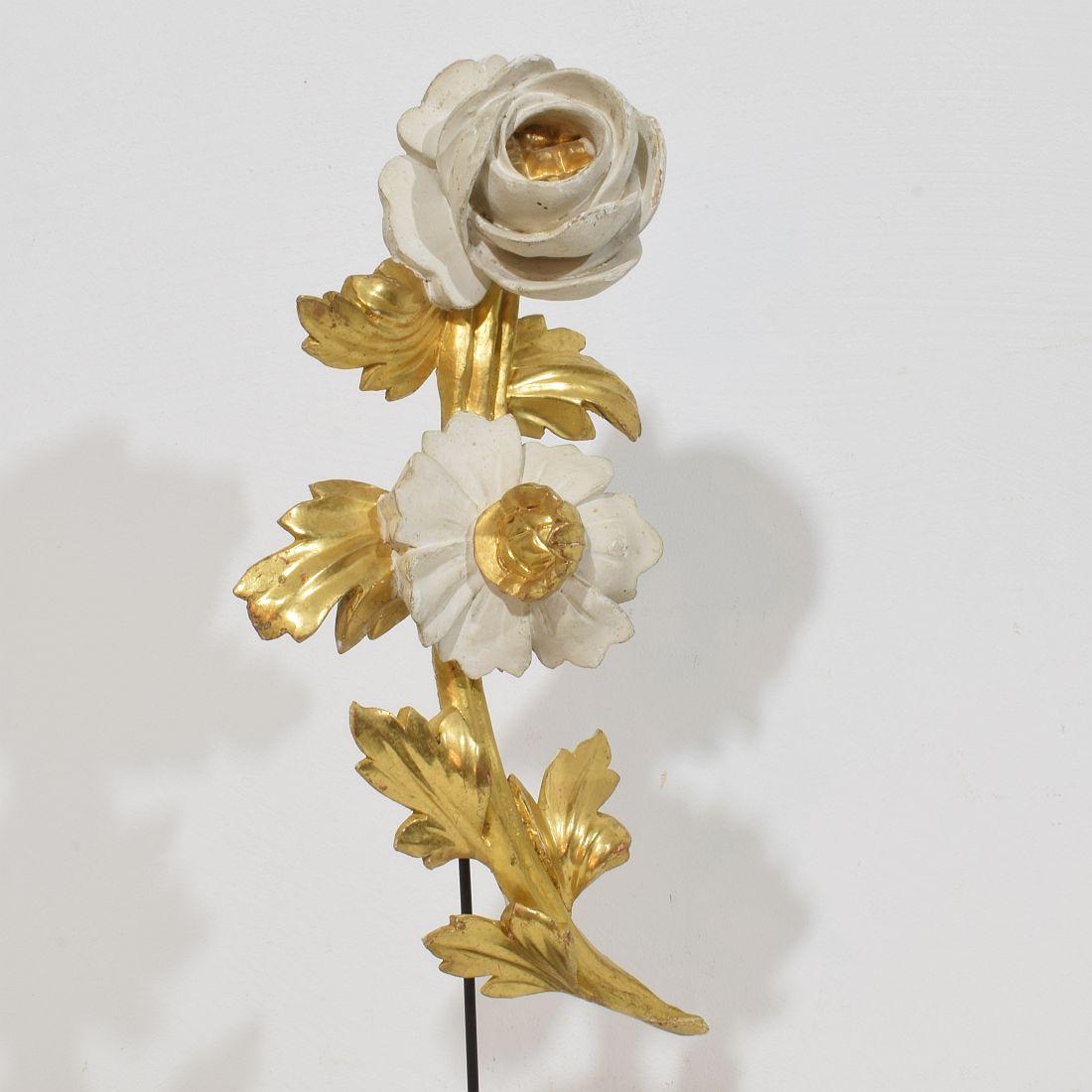 Ornement floral italien du 18/19e siècle en bois doré sculpté à la main en vente 3