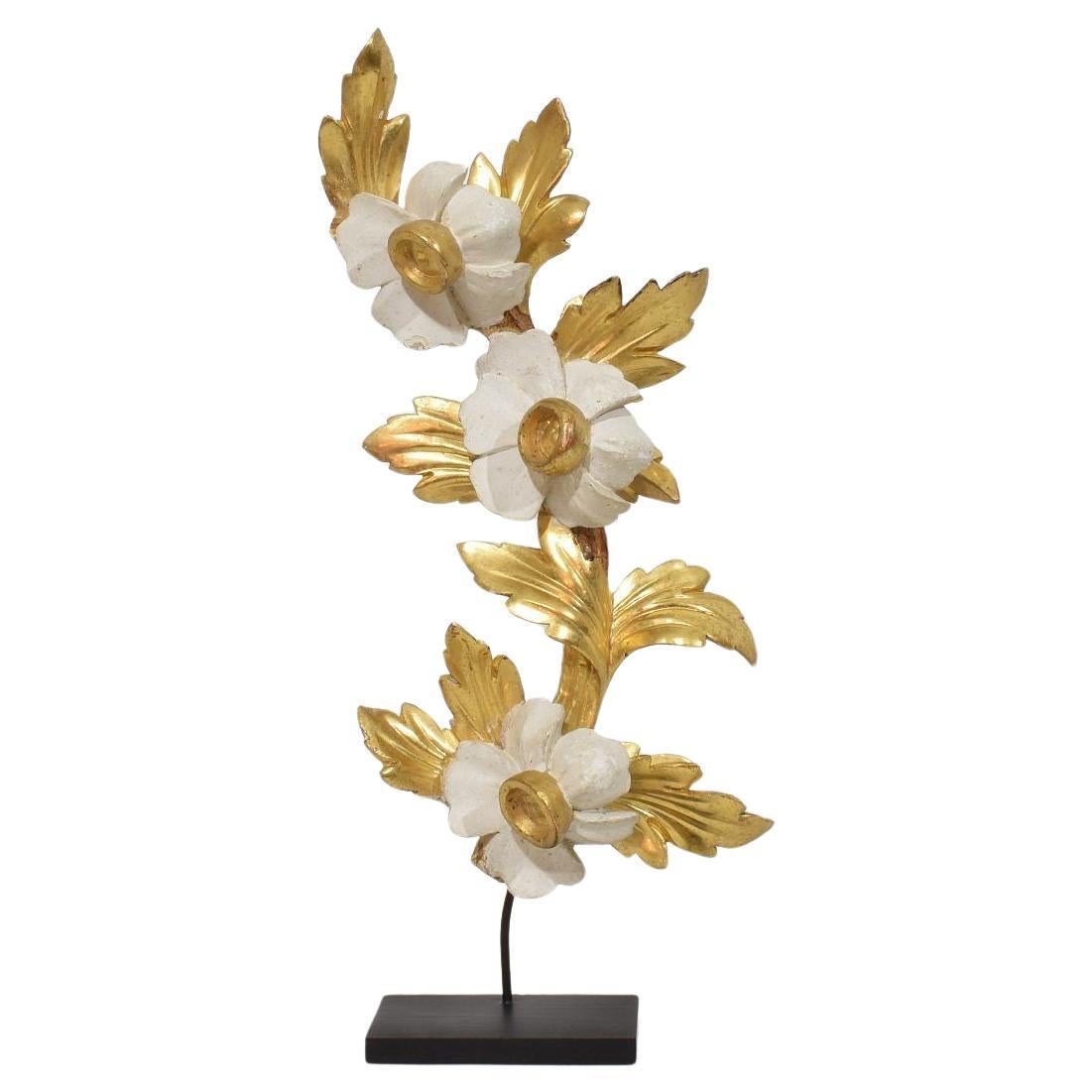 Ornement floral italien du 18/19e siècle en bois doré sculpté à la main