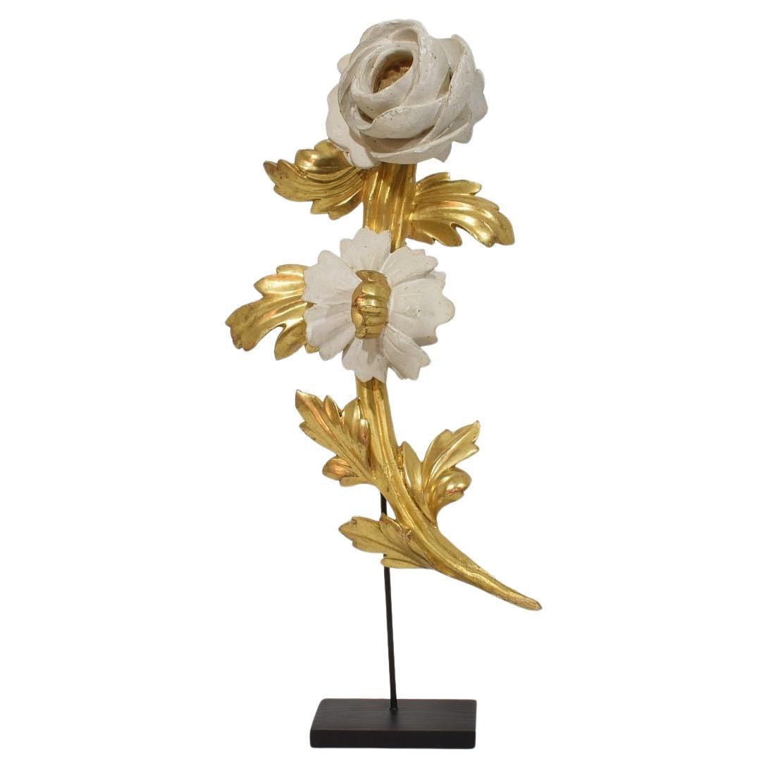 Ornement floral italien du 18/19e siècle en bois doré sculpté à la main en vente