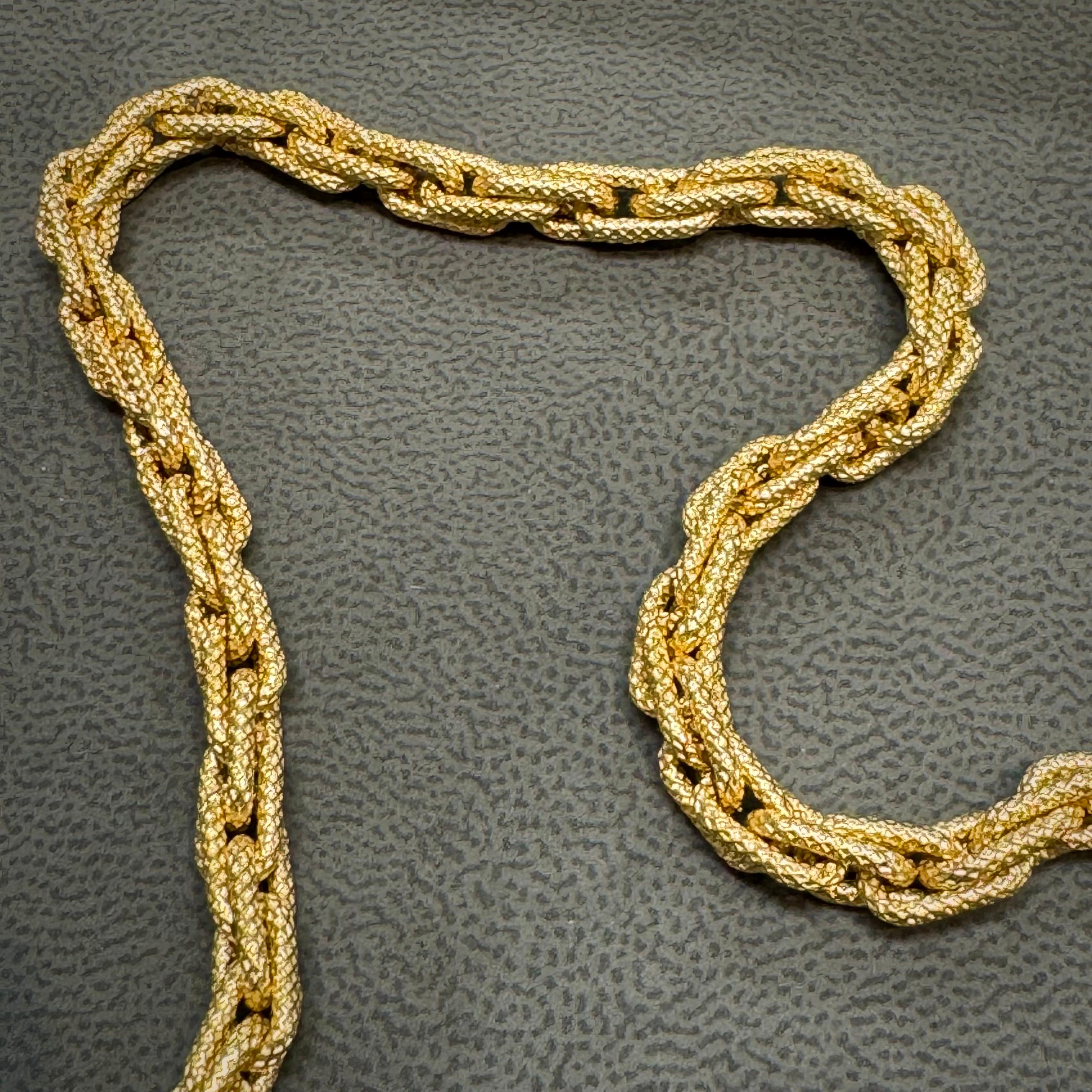 Splendida collana italiana in oro giallo 18 carati con catena a corda lunga e pesante.
A Link con texture.
La lunghezza è di 80 cm, il peso è di 62,5 grammi.
Spessore 5,1 mm
Bloccaggio con clip di sicurezza



