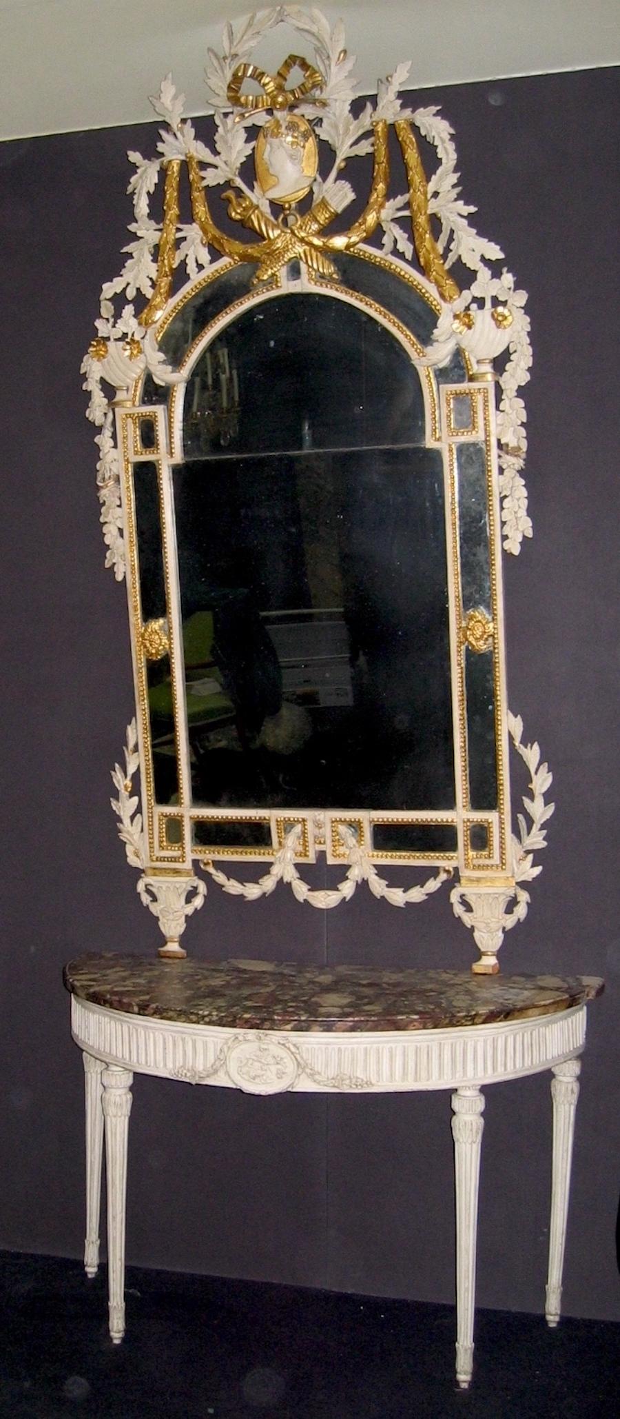 Elégante table console italienne sculptée en demilune et peinte en ivoire, reposant sur des pieds fuselés cannelés, avec un plateau en marbre 