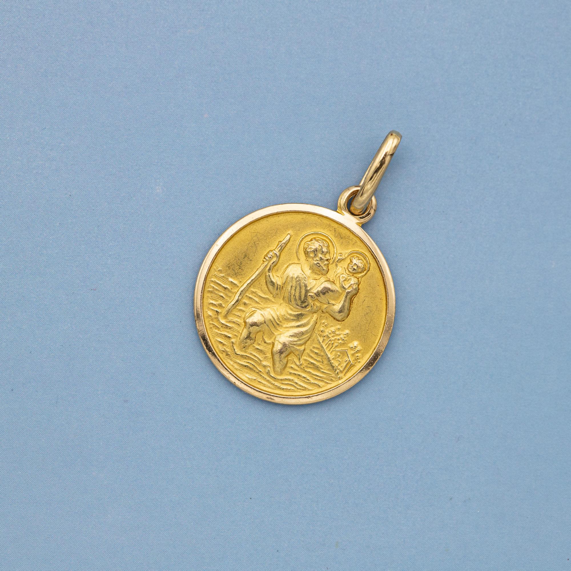 Italian 18 K solid Saint Christopher medal pendant - estate Catholic charm 1960s In Good Condition In Antwerp, BE
