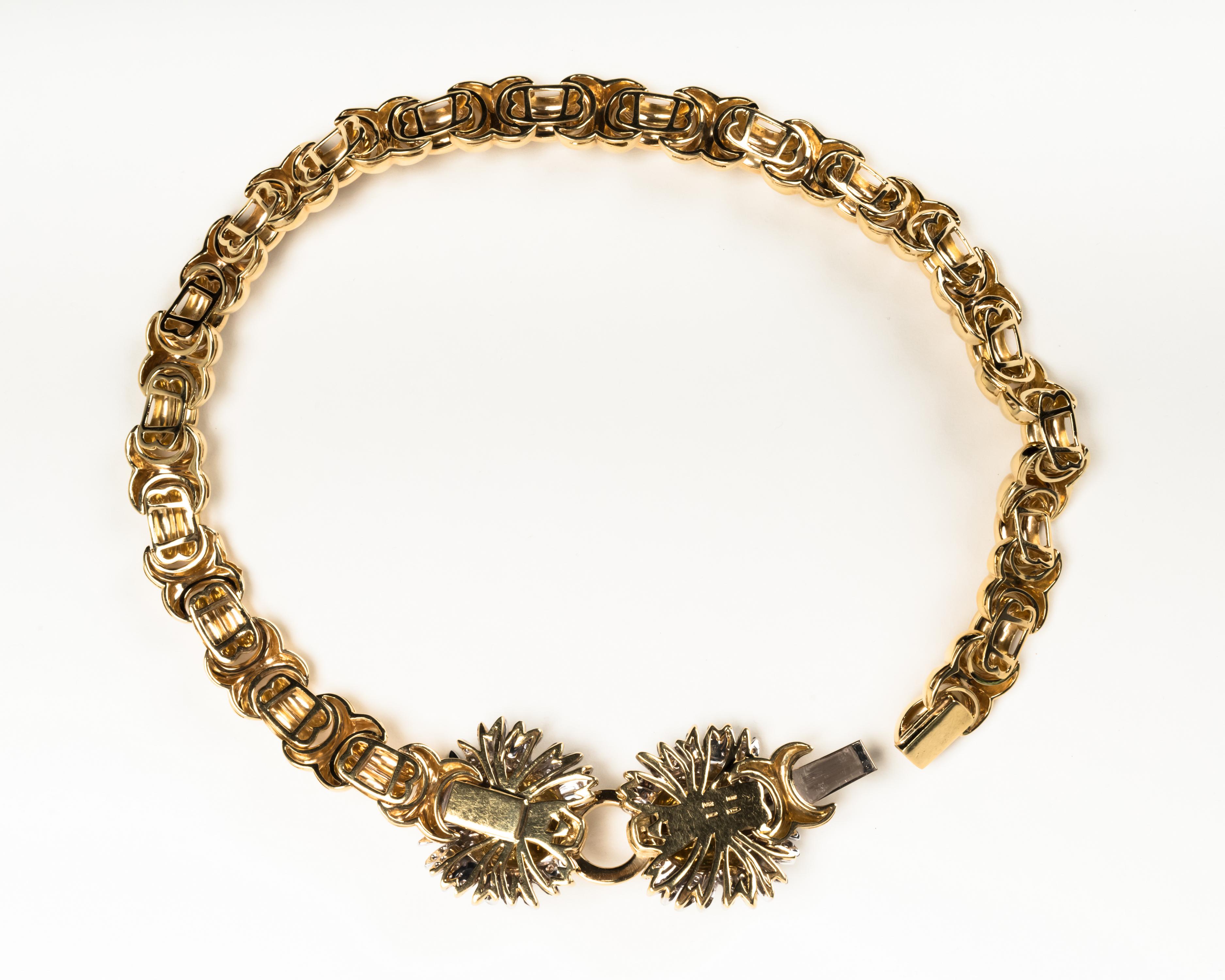 Italian 18 Karat Gold Collar Necklace with Diamond Encrusted Lion Heads In Excellent Condition For Sale In West Hollywood, CA