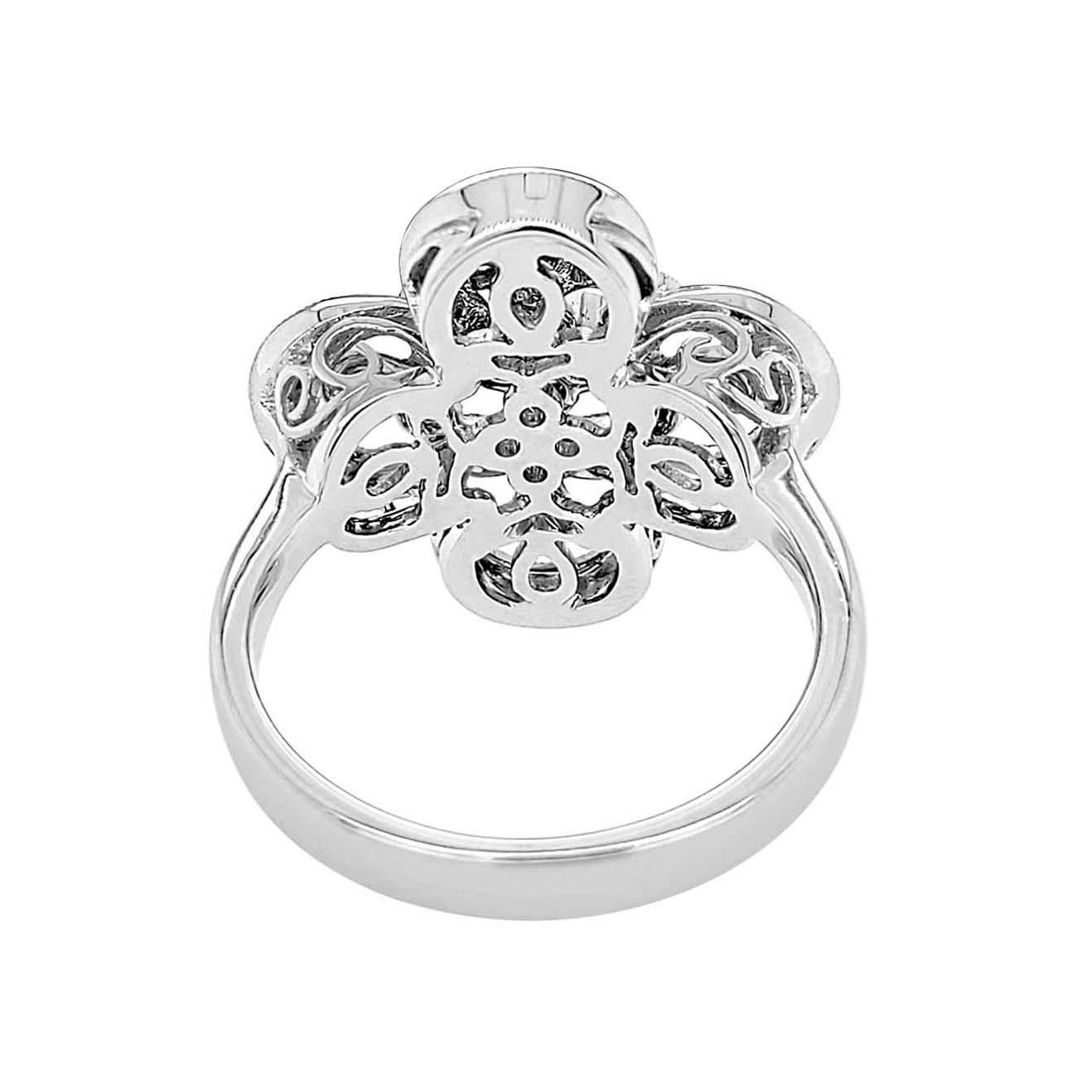 Italian 18 Karat Gold Flower Motif Diamond Ring In New Condition For Sale In Los Angeles, CA