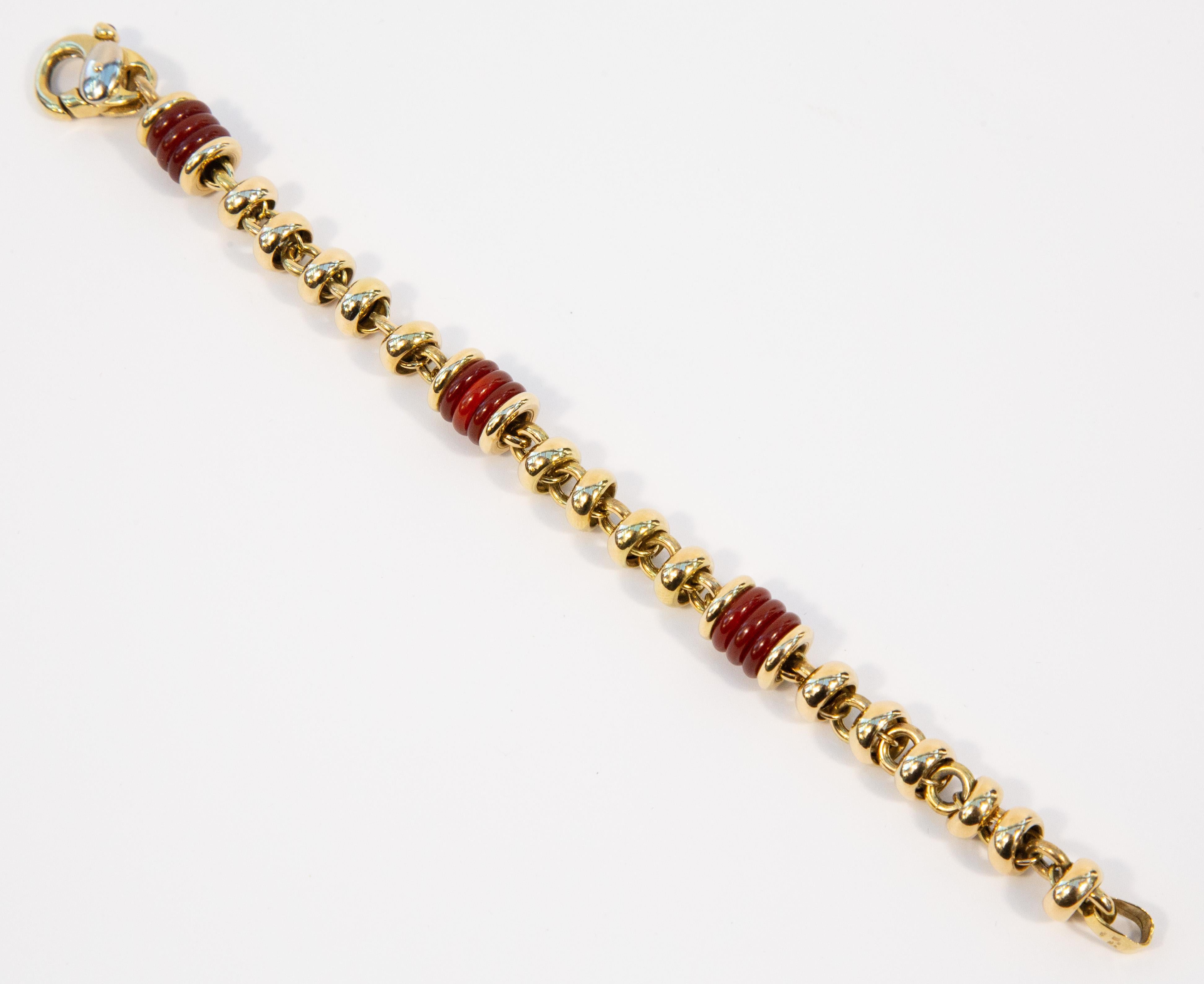 Italian 18 Karat Solid Yellow Gold Link Bracelet with Carnelian Beads en vente 4