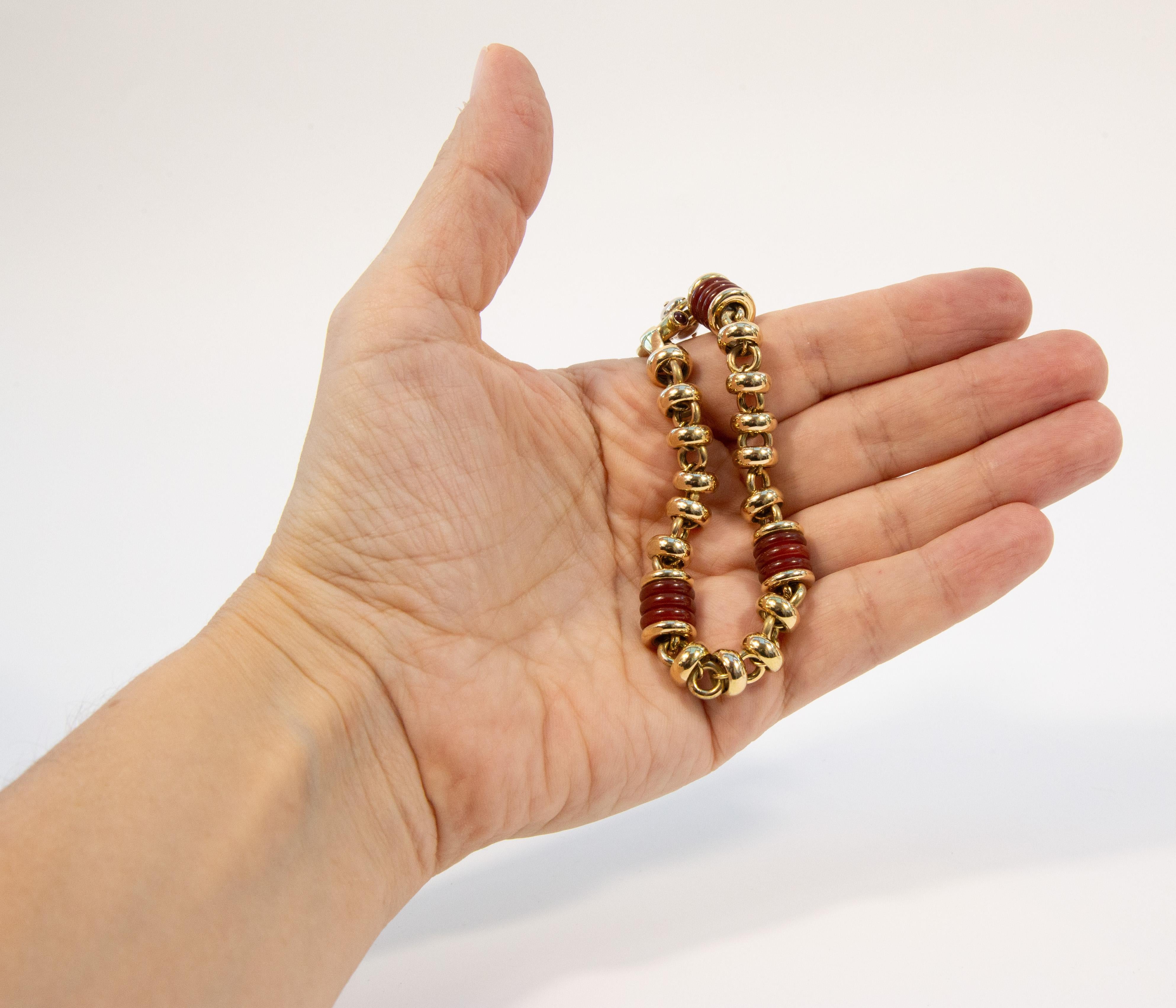 Italian 18 Karat Solid Yellow Gold Link Bracelet with Carnelian Beads en vente 5
