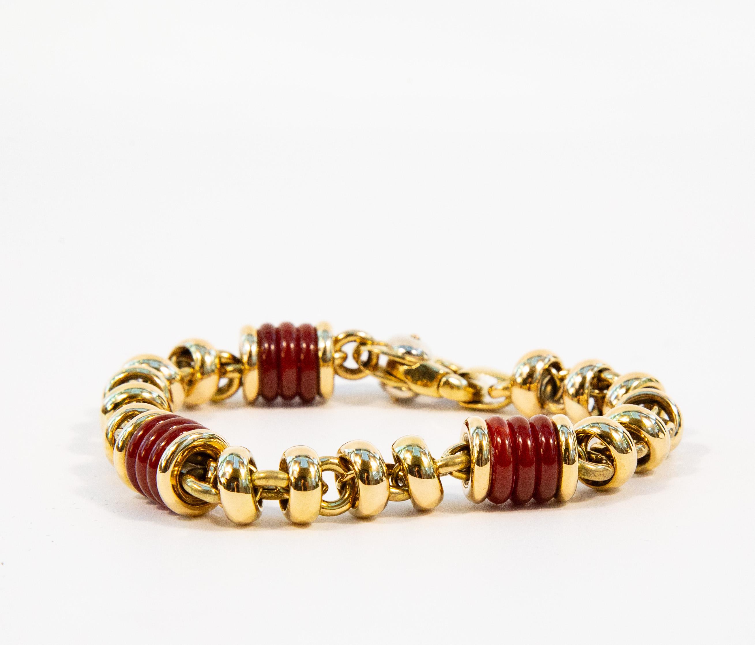 Bracelet italien en or 18 carats avec des perles plates en cornaline et en or. Les maillons sont constitués d'anneaux en or jaune massif 18 carats. Les perles plates sont en or jaune massif 18 carats.  ou en pierre naturelle semi-précieuse