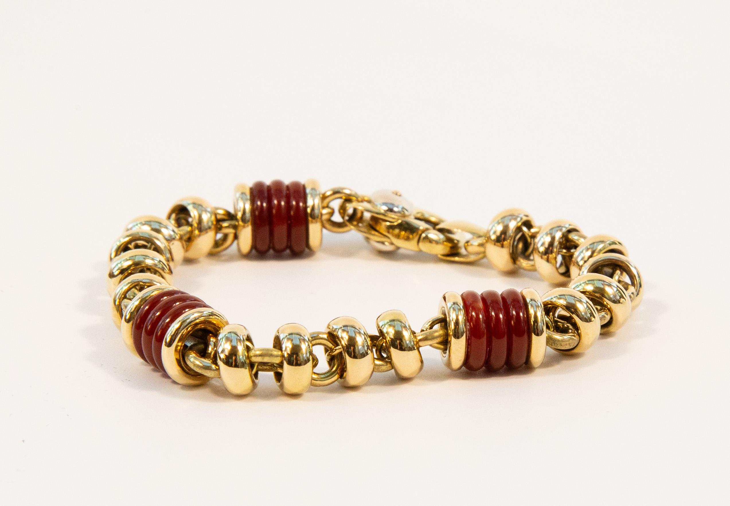Moderne Italian 18 Karat Solid Yellow Gold Link Bracelet with Carnelian Beads en vente