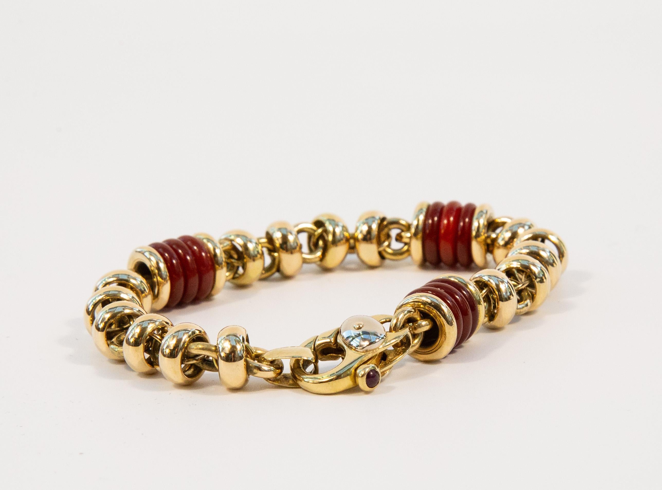 Perle Italian 18 Karat Solid Yellow Gold Link Bracelet with Carnelian Beads en vente